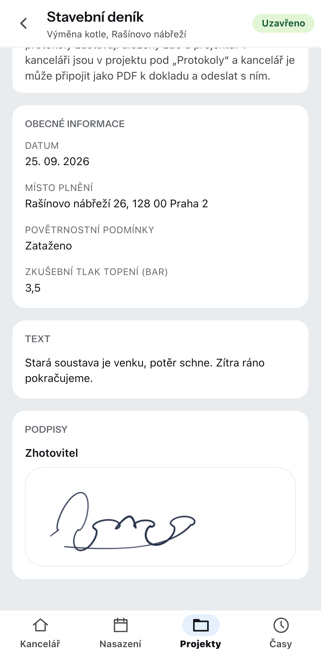 Stavební deník otevřený na telefonu: v záhlaví název zakázky a štítek Uzavřeno, pod ním upozornění, že uzavřený protokol už nelze změnit a zůstává uložen u projektu, a dále pole Datum, Místo plnění, Povětrnostní podmínky a volný text; dole lišta Kancelář, Nasazení, Projekty, Časy.