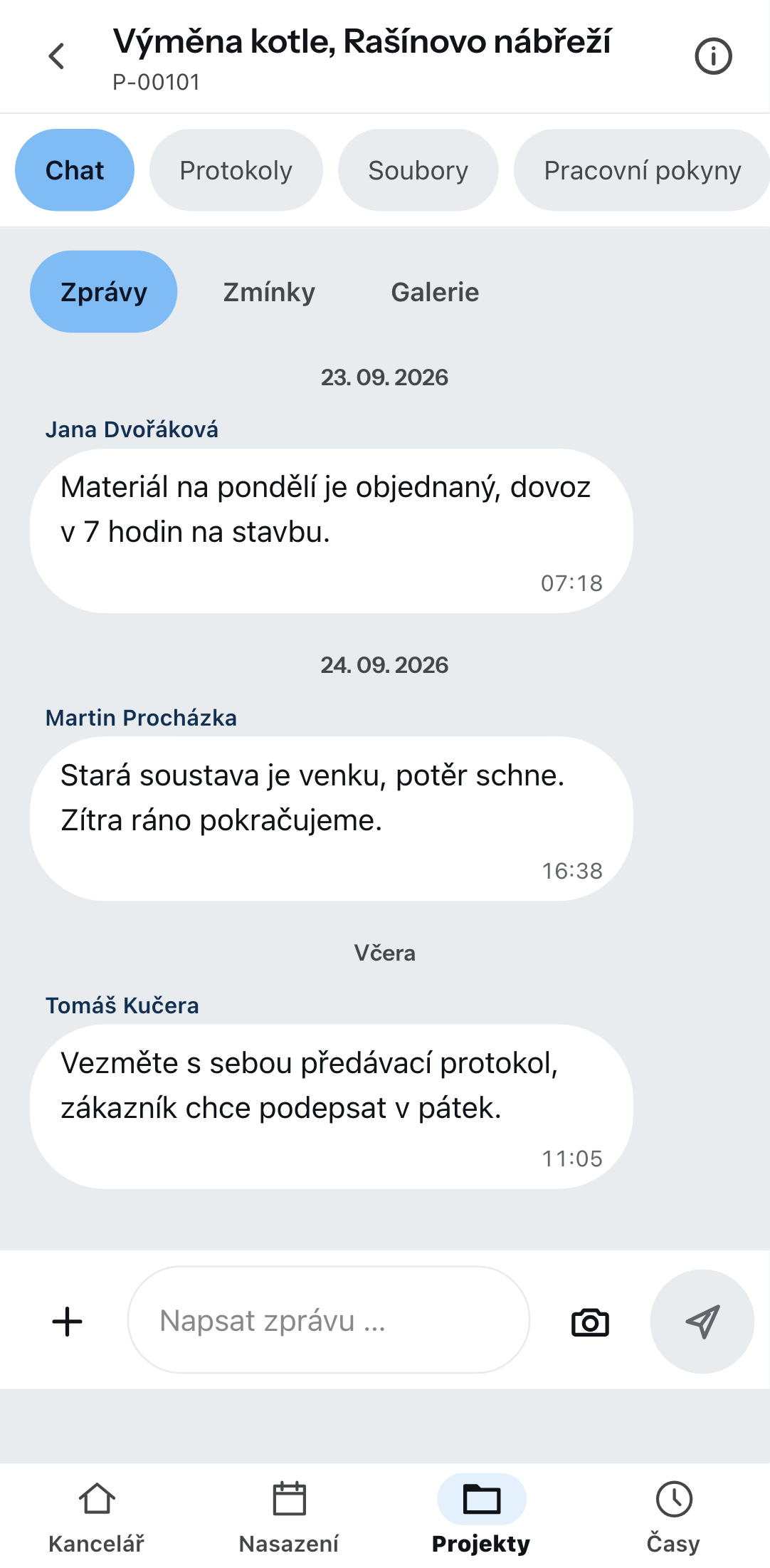 Otevřená zakázka na telefonu se záložkami Chat, Protokoly, Soubory a Pracovní pokyny; v chatu datované zprávy od několika kolegů, poslední připomíná, že se má na stavbu vzít předávací protokol, protože zákazník chce podepsat.