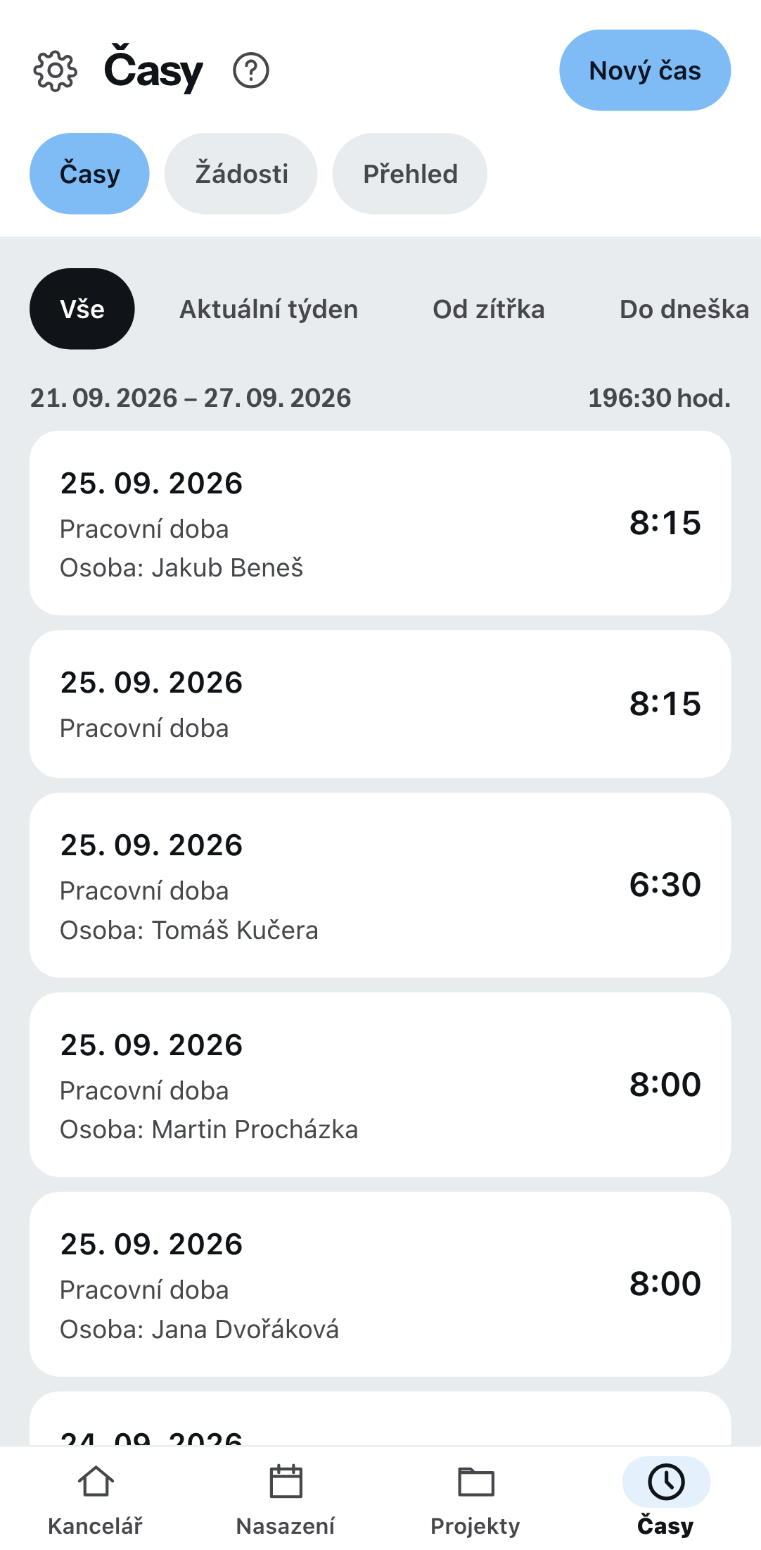 Seznam hodin v telefonu: nahoře záložky hodiny, žádosti a přehled, pod nimi v každém řádku datum, druh hodin a zaznamenaná doba.