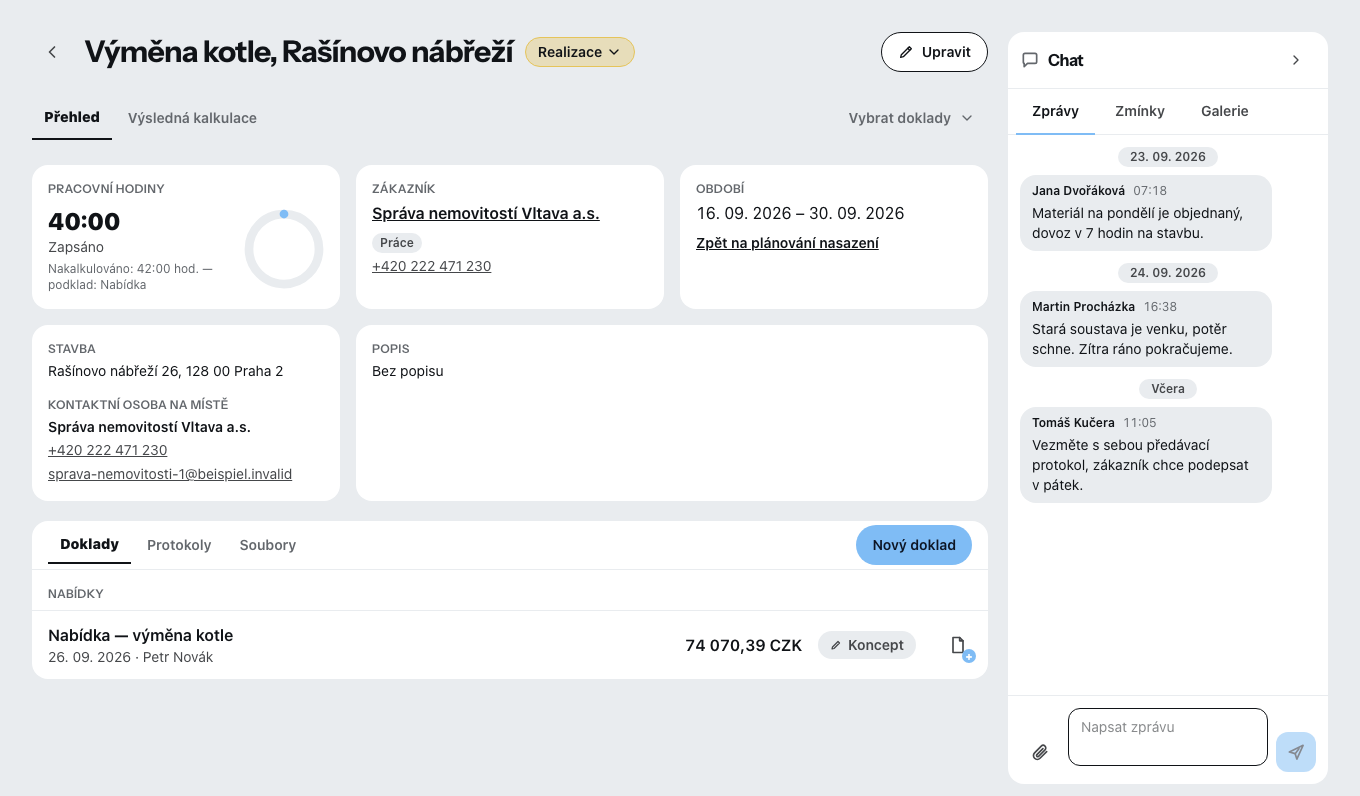 Otevřený projekt: nahoře záložky přehled a výsledná kalkulace, vlevo zaznamenané hodiny, zákazník, období a adresa stavby, pod nimi záložky doklady, deníky a soubory, vpravo projektový chat se třemi zprávami.