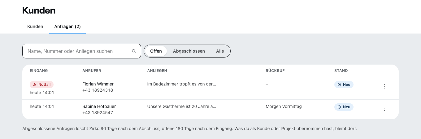 Der Eingang „Anfragen“ unter Kunden: oben ein Notfall, als Notfall gekennzeichnet, darunter eine Anfrage mit Rückrufwunsch, je mit Anrufer, Anliegen und Rückruf.