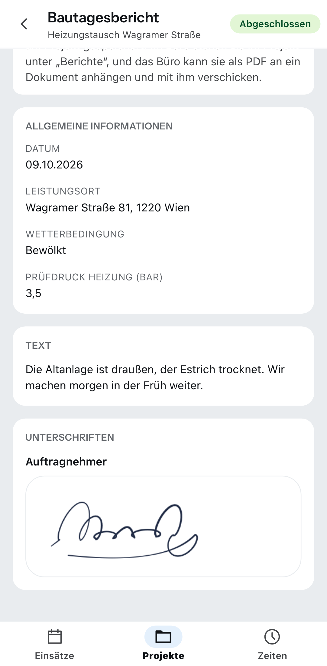 Ein abgeschlossener Bautagesbericht auf dem Telefon zum Heizungstausch Wagramer Straße: Datum 05.10.2026, Leistungsort Wagramer Straße 81 in 1220 Wien, Wetterbedingung bewölkt, ein Prüfdruck von 3,5 bar, der Satz „Die Altanlage ist draußen, der Estrich trocknet“ und darunter nur die Unterschrift des Auftragnehmers — Stunden je Person und eine Gegenzeichnung des Auftraggebers, wie ein Regiebericht sie braucht, trägt er nicht.