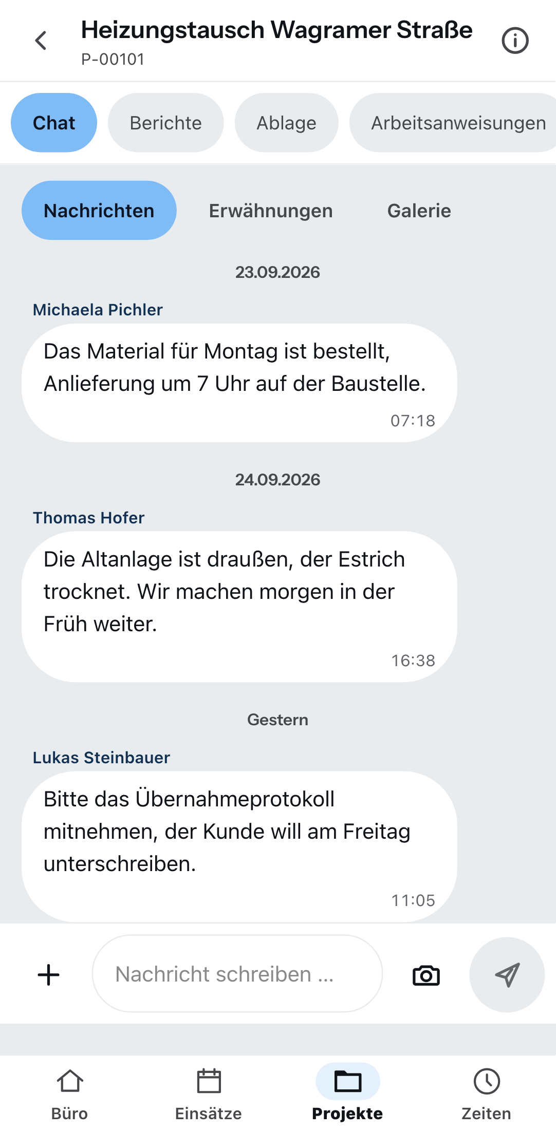 Der Projektchat auf einem Telefon: oben die Reiter Chat, Berichte, Ablage und Arbeitsanweisungen, darunter Nachrichten, Erwähnungen und Galerie, drei Nachrichten mit Namen und Uhrzeit, unten das Eingabefeld mit dem Kameraknopf.
