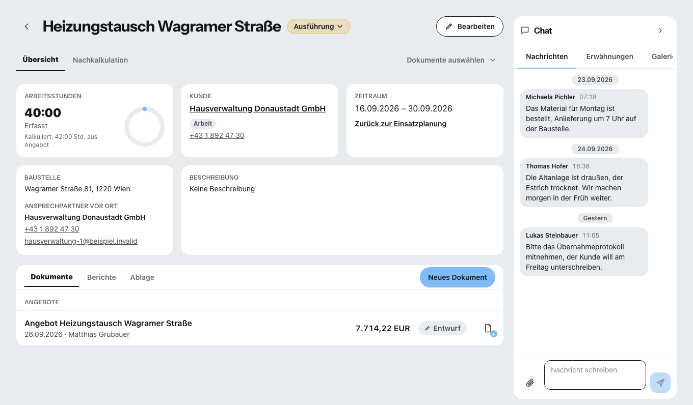 Ein geöffnetes Projekt: oben die Reiter Übersicht und Nachkalkulation, links die erfassten Arbeitsstunden, Kunde, Zeitraum und Baustellenanschrift, darunter die Reiter Dokumente, Berichte und Ablage, rechts der Projektchat mit drei Nachrichten.