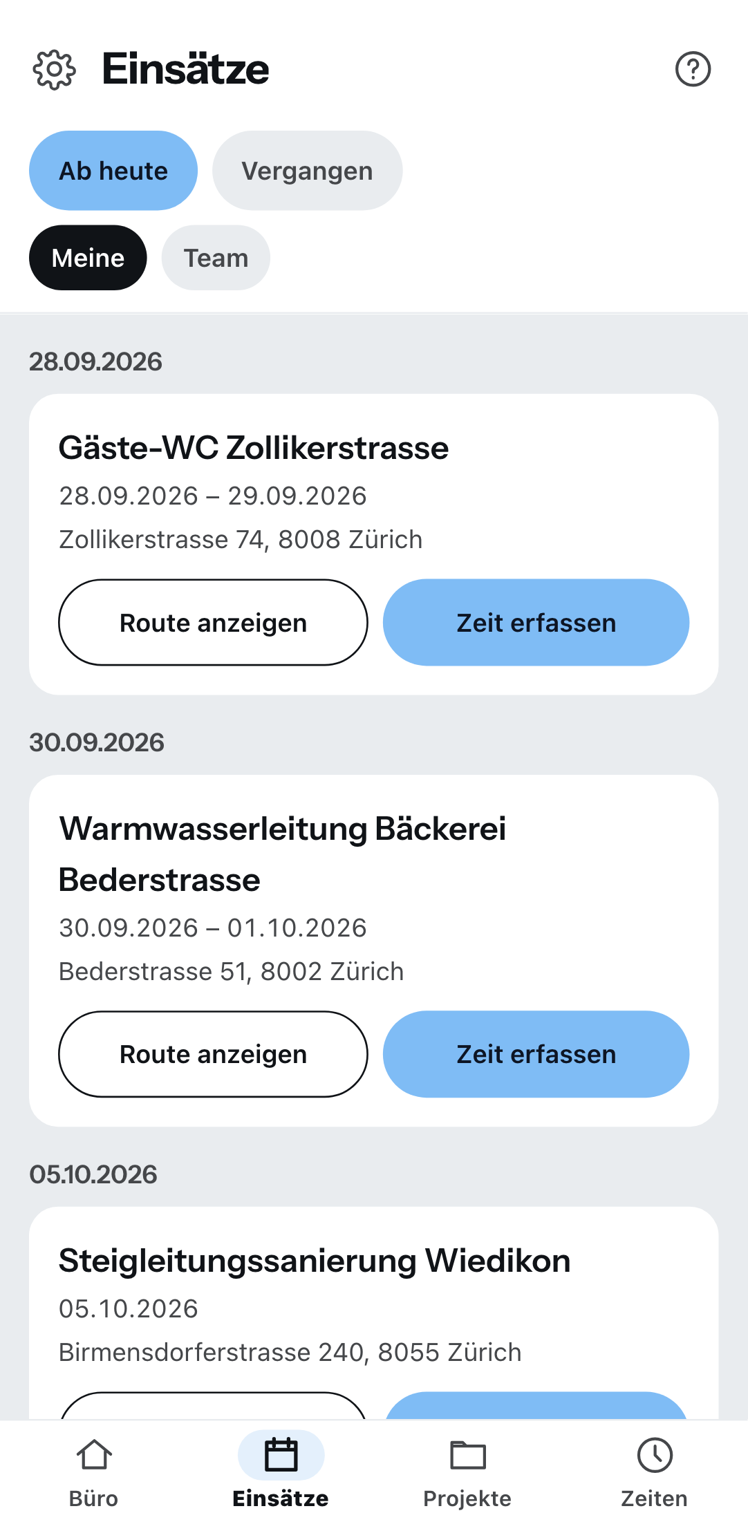 Die kommenden Einsätze auf dem Telefon, nach Datum gruppiert: je Eintrag Projekt und Baustellenanschrift mit den Knöpfen für Route und Zeiterfassung, oben die Umschalter für ab heute oder vergangen und für meine oder die des Teams.