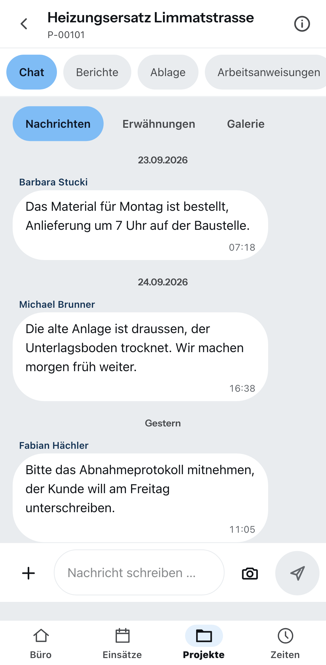 Der Projektchat auf einem Telefon: oben die Reiter Chat, Berichte, Ablage und Arbeitsanweisungen, darunter Nachrichten, Erwähnungen und Galerie, drei Nachrichten mit Namen und Uhrzeit, unten das Eingabefeld mit dem Kameraknopf.