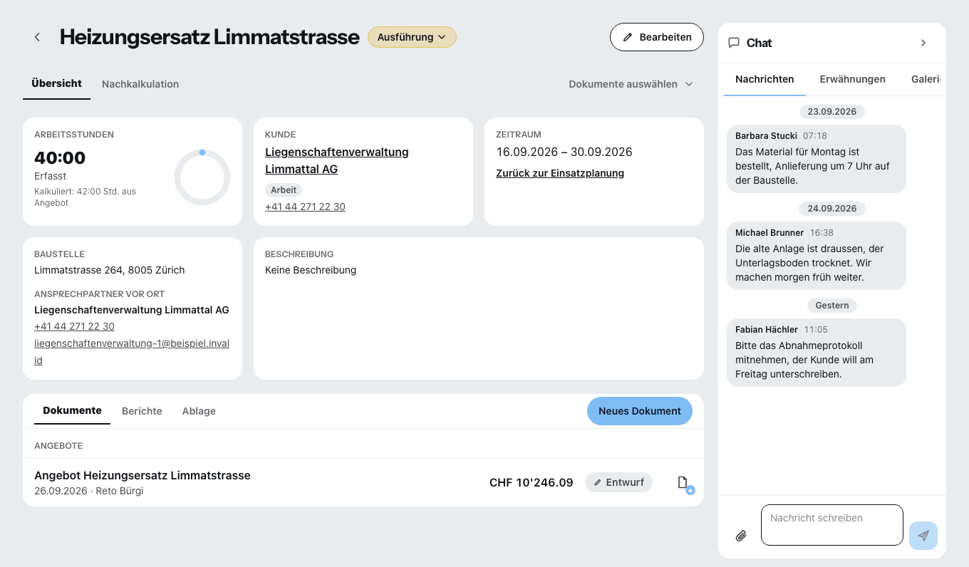 Ein geöffnetes Projekt: oben die Reiter Übersicht und Nachkalkulation, links die erfassten Arbeitsstunden, Kunde, Zeitraum und Baustellenanschrift, darunter die Reiter Dokumente, Berichte und Ablage, rechts der Projektchat mit drei Nachrichten.
