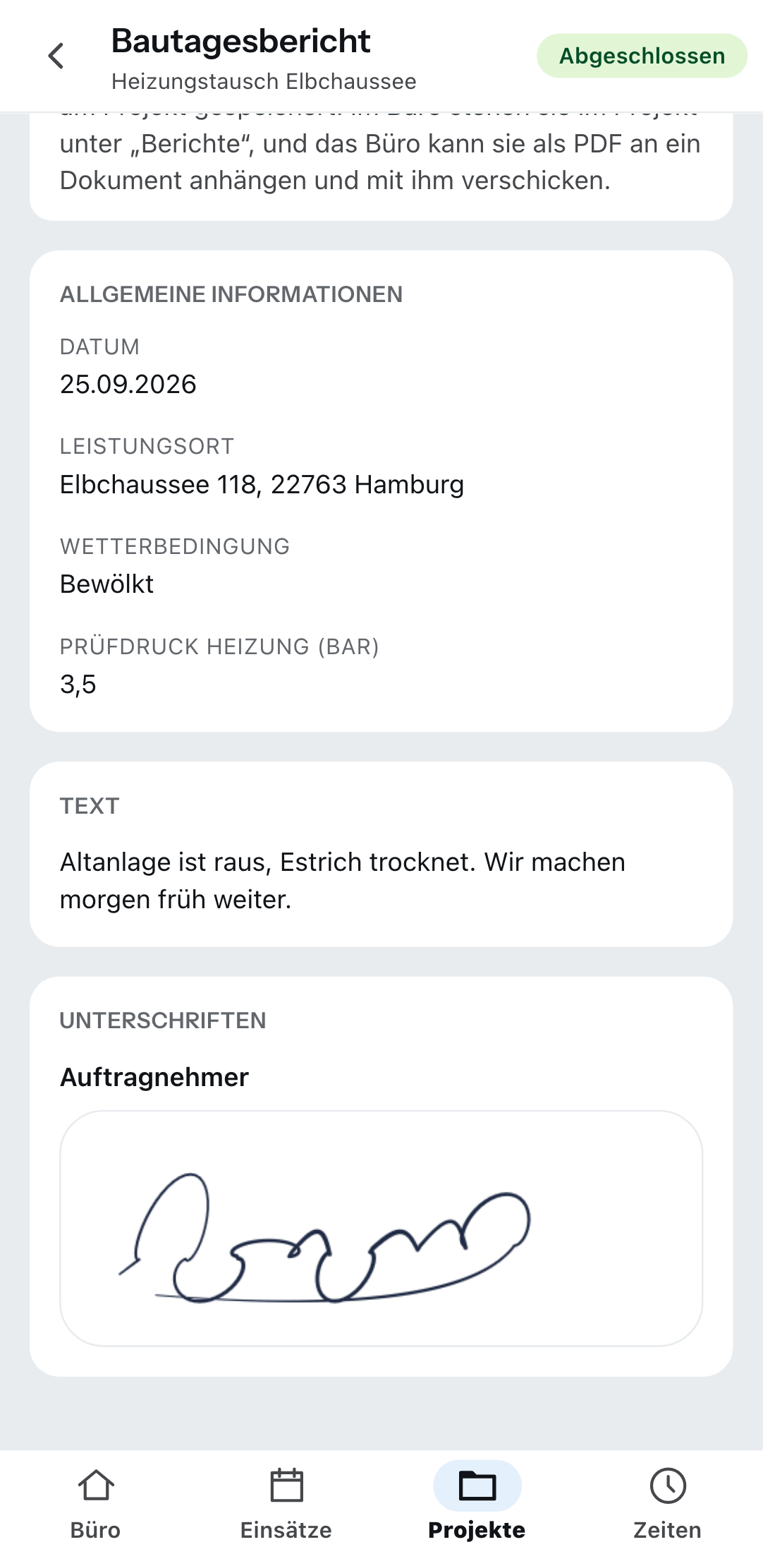 Ein abgeschlossener Bautagesbericht auf dem Telefon mit Datum, Leistungsort und Wetterbedingung; oben rechts die grüne Marke Abgeschlossen, darüber der Hinweis, dass der Bericht sich nicht mehr ändern lässt.