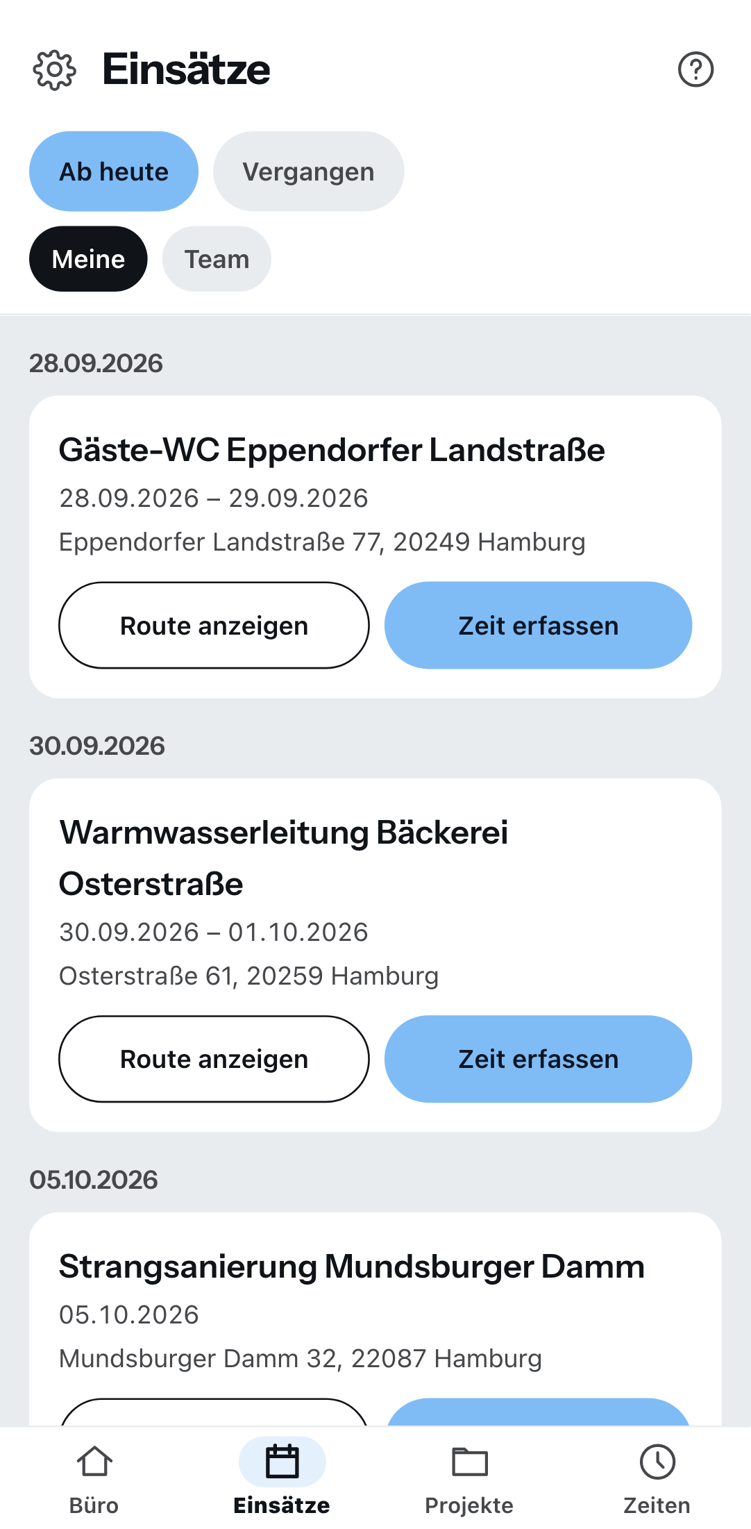 Die kommenden Einsätze auf dem Telefon, nach Datum gruppiert: je Eintrag Projekt und Baustellenanschrift mit den Knöpfen für Route und Zeiterfassung, oben die Umschalter für ab heute oder vergangen und für meine oder die des Teams.