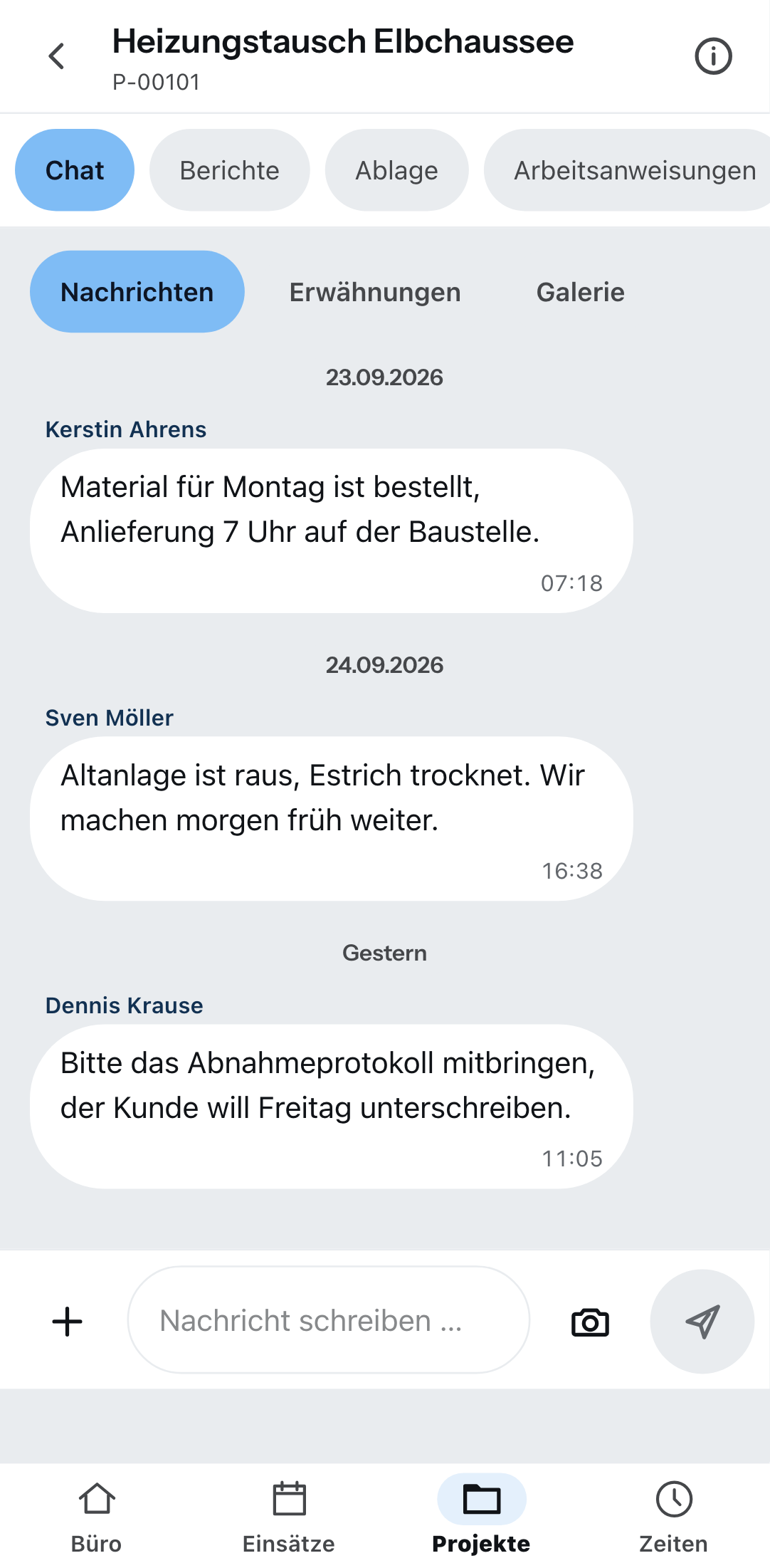 Der Projektchat auf einem Telefon: oben die Reiter Chat, Berichte, Ablage und Arbeitsanweisungen, darunter Nachrichten, Erwähnungen und Galerie, drei Nachrichten mit Namen und Uhrzeit, unten das Eingabefeld mit dem Kameraknopf.