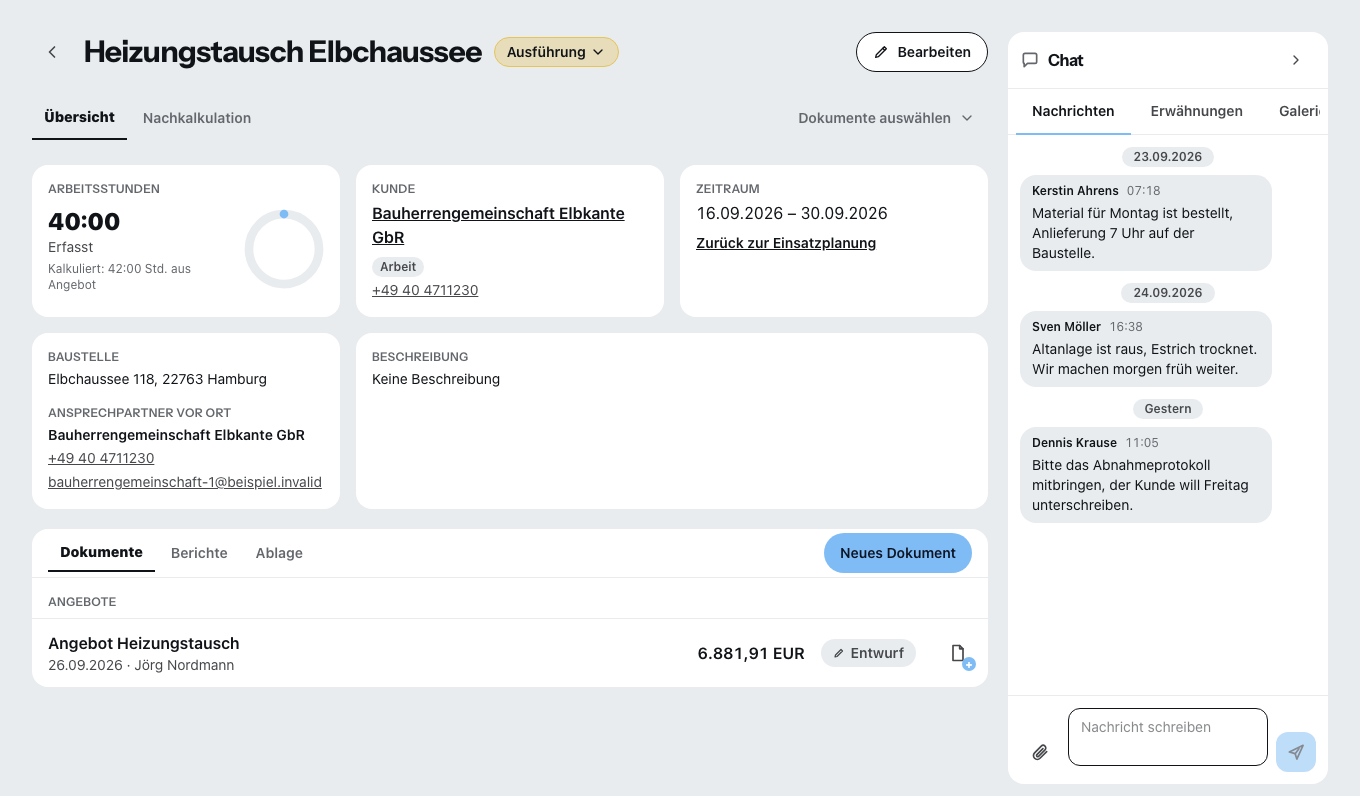 Die Projektmappe eines Auftrags im Büro: oben Titel und Status, darunter Karten für die erfassten Arbeitsstunden, den Kunden, den Zeitraum und die Baustelle mit Ansprechpartner vor Ort, dann die Reiter Dokumente, Berichte und Ablage; rechts der Projektchat mit datierten Meldungen von der Baustelle.