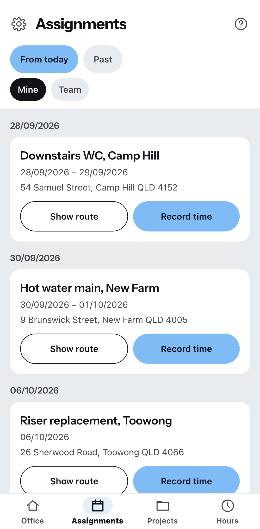 The upcoming assignments on the phone, grouped by date: each entry with project and site address plus the buttons for route and time tracking, at the top the switches for from today or past and for mine or the team’s.