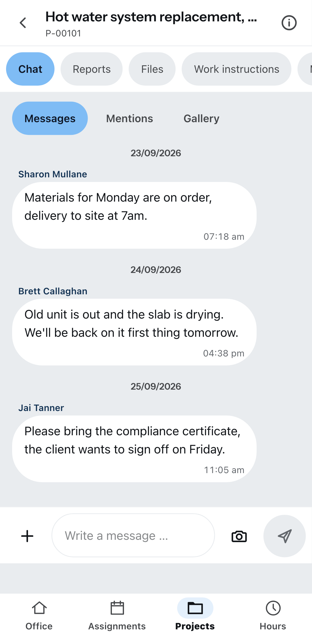 The project chat on a phone: at the top the tabs for chat, reports, files and work instructions, below them messages, mentions and gallery, three messages with name and time, at the bottom the input field with the camera button.