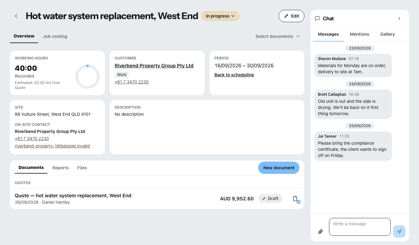 An open project: at the top the tabs for overview and post-costing, on the left the hours recorded, customer, period and site address, below them the tabs for documents, reports and files, on the right the project chat with three messages.