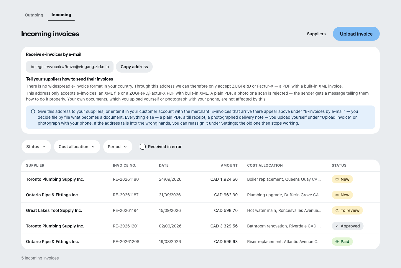 The invoice inbox: at the top the firm’s own receiving address with a note on which formats it accepts, below it each row with supplier, invoice number, date, amount, cost assignment and status.
