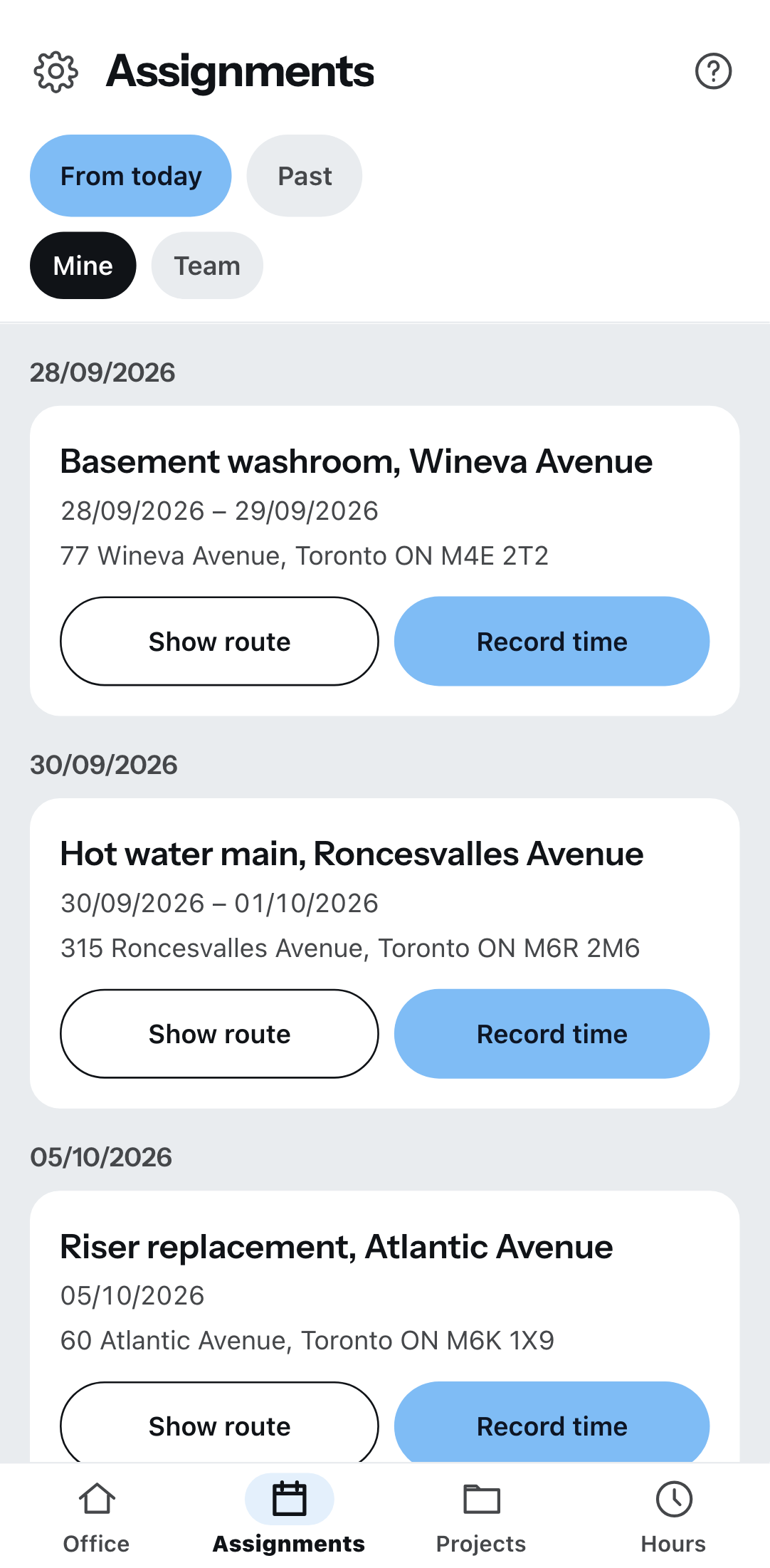 The upcoming assignments on the phone, grouped by date: each entry with project and site address plus the buttons for route and time tracking, at the top the switches for from today or past and for mine or the team’s.
