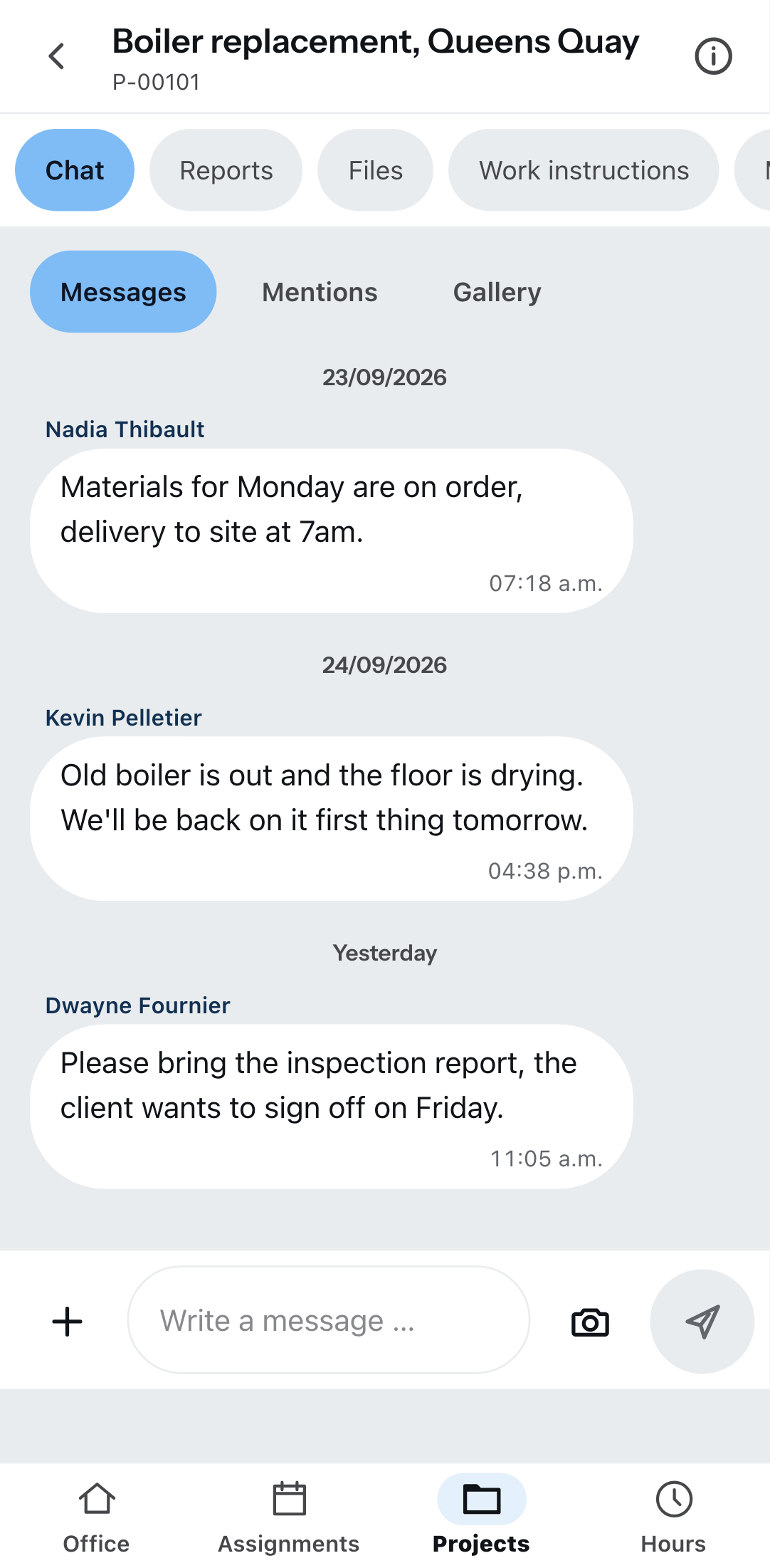 The project chat on a phone: at the top the tabs for chat, reports, files and work instructions, below them messages, mentions and gallery, three messages with name and time, at the bottom the input field with the camera button.