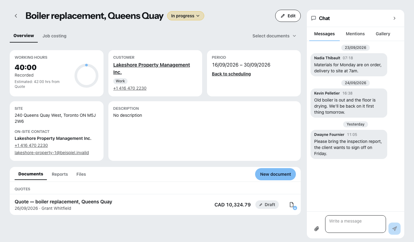 An open project: at the top the tabs for overview and post-costing, on the left the hours recorded, customer, period and site address, below them the tabs for documents, reports and files, on the right the project chat with three messages.