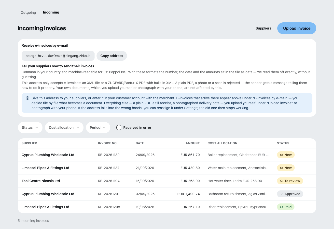 The invoice inbox: at the top the firm’s own receiving address with a note on which formats it accepts, below it each row with supplier, invoice number, date, amount, cost assignment and status.