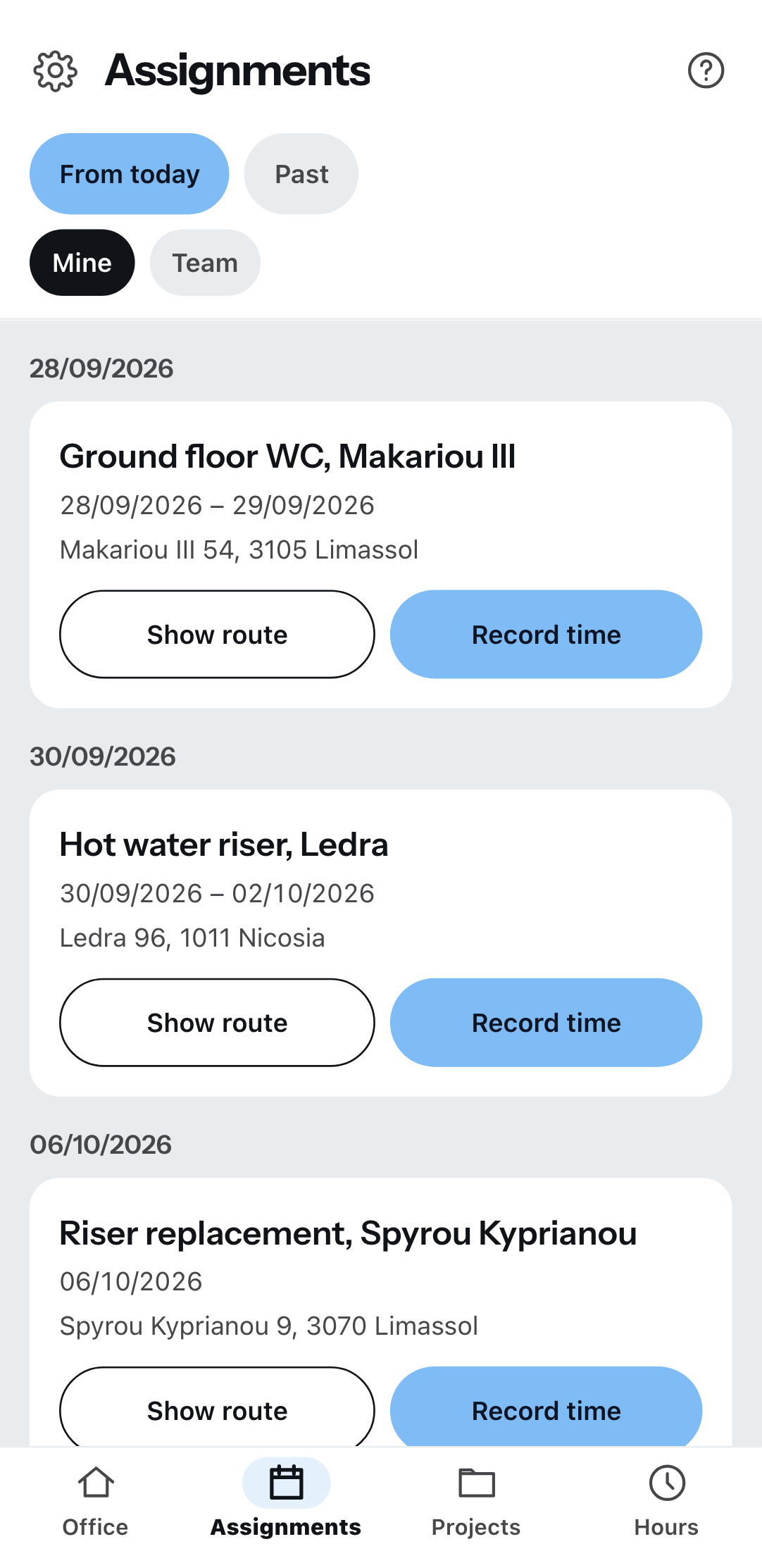 The upcoming assignments on the phone, grouped by date: each entry with project and site address plus the buttons for route and time tracking, at the top the switches for from today or past and for mine or the team’s.