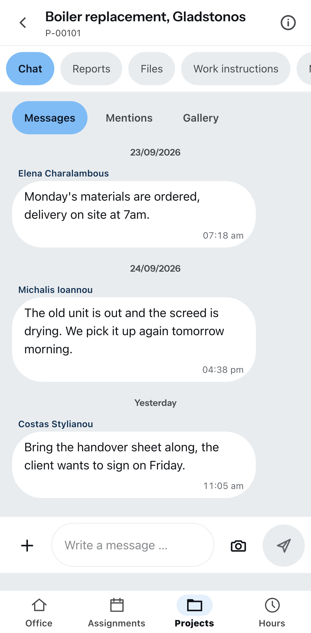 The project chat on a phone: at the top the tabs for chat, reports, files and work instructions, below them messages, mentions and gallery, three messages with name and time, at the bottom the input field with the camera button.
