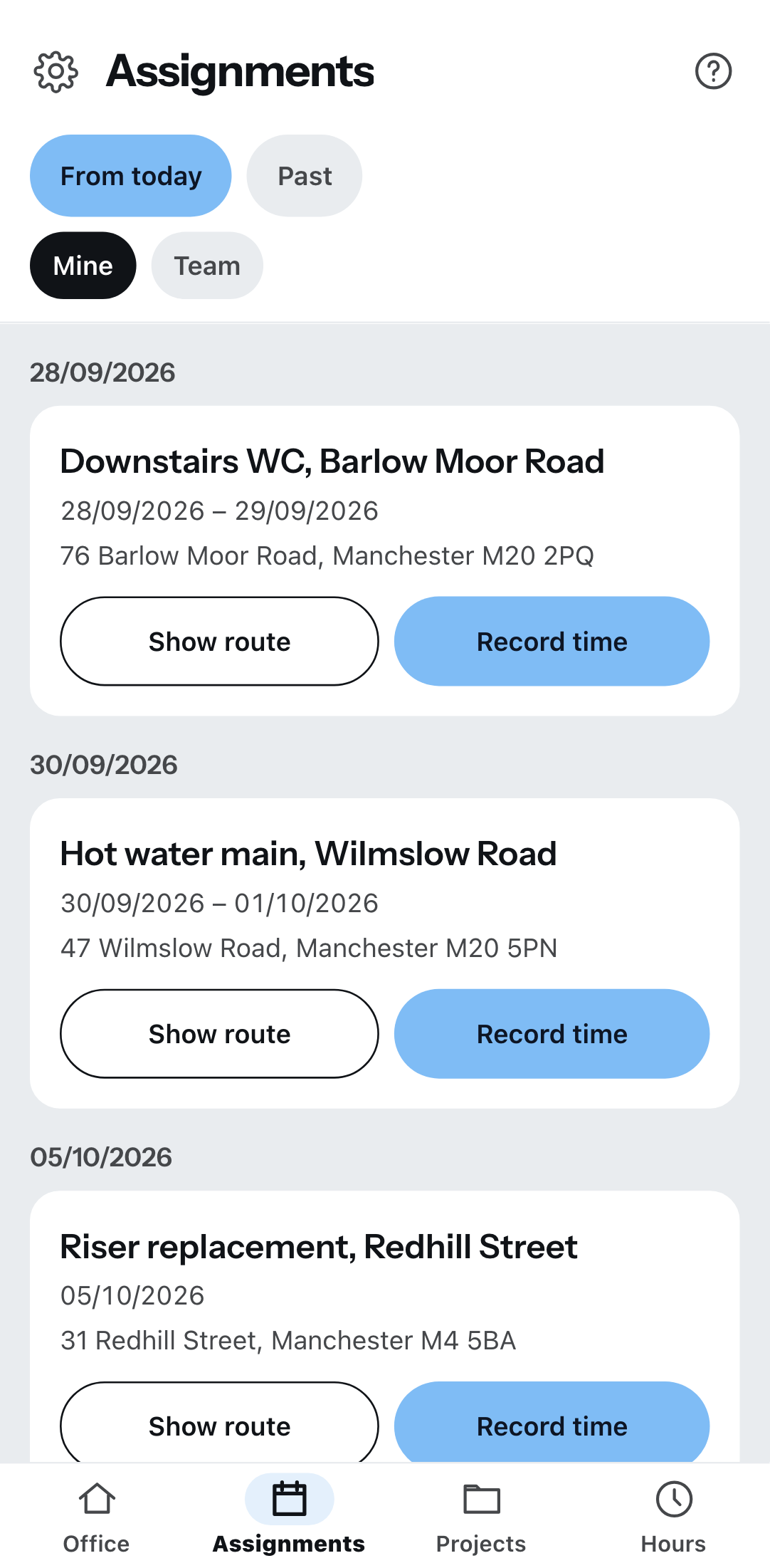 The upcoming assignments on the phone, grouped by date: each entry with project and site address plus the buttons for route and time tracking, at the top the switches for from today or past and for mine or the team’s.