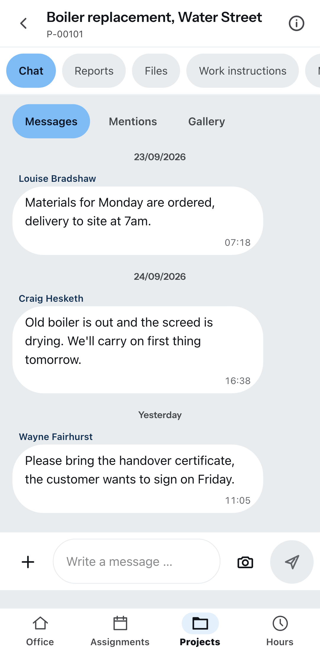 The project chat on a phone: at the top the tabs for chat, reports, files and work instructions, below them messages, mentions and gallery, three messages with name and time, at the bottom the input field with the camera button.