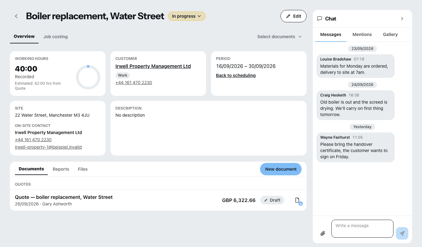 An open project: at the top the tabs for overview and post-costing, on the left the hours recorded, customer, period and site address, below them the tabs for documents, reports and files, on the right the project chat with three messages.