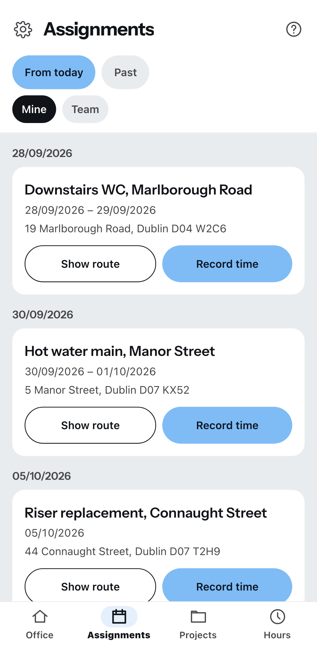 The upcoming assignments on the phone, grouped by date: each entry with project and site address plus the buttons for route and time tracking, at the top the switches for from today or past and for mine or the team’s.