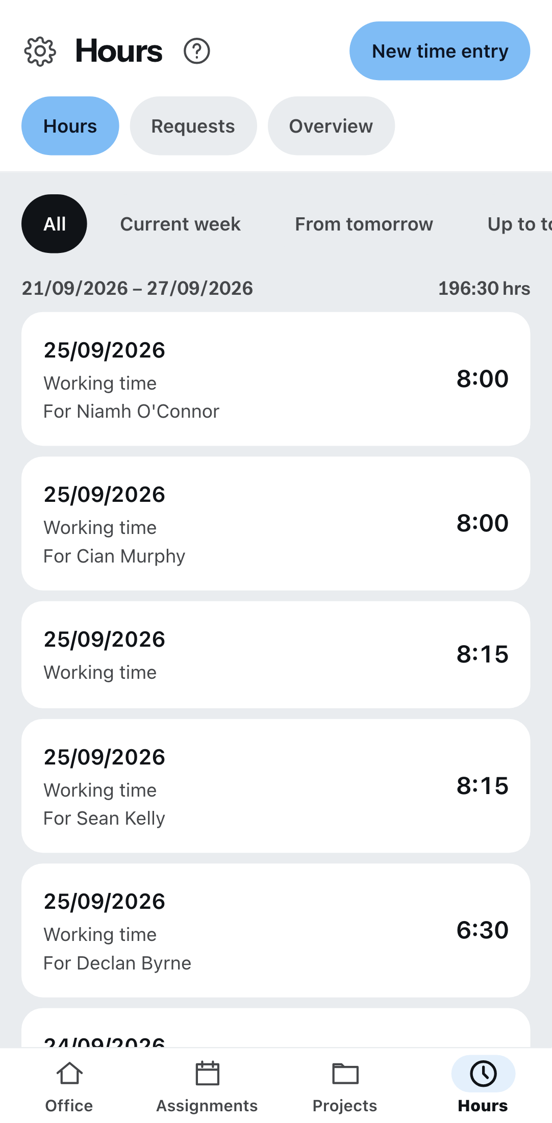 The hours list on the phone: at the top the tabs for hours, requests and overview, below them each row with date, time type and the duration recorded.