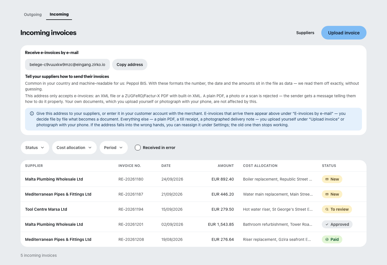 The invoice inbox: at the top the firm’s own receiving address with a note on which formats it accepts, below it each row with supplier, invoice number, date, amount, cost assignment and status.