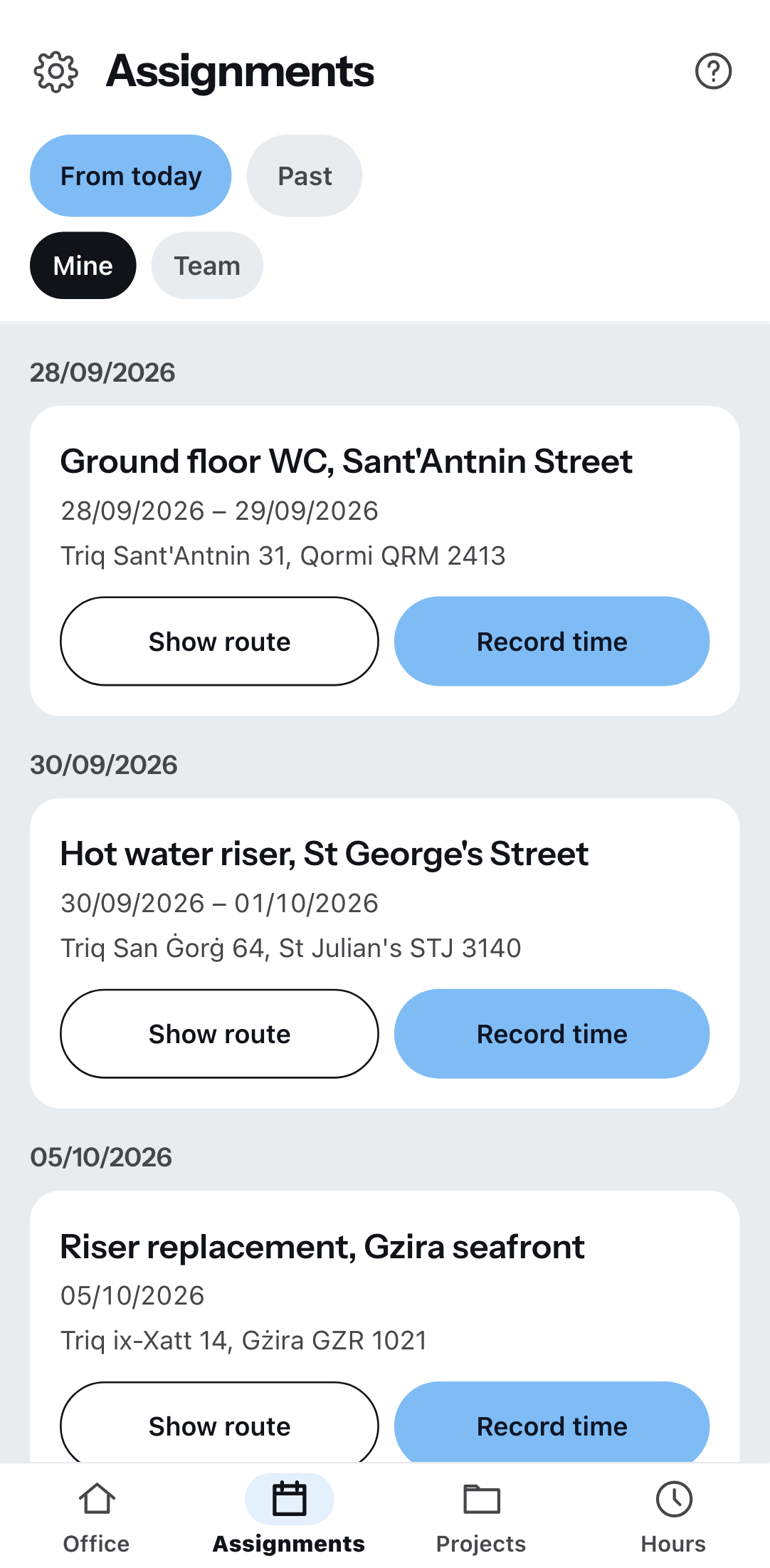 The upcoming assignments on the phone, grouped by date: each entry with project and site address plus the buttons for route and time tracking, at the top the switches for from today or past and for mine or the team’s.