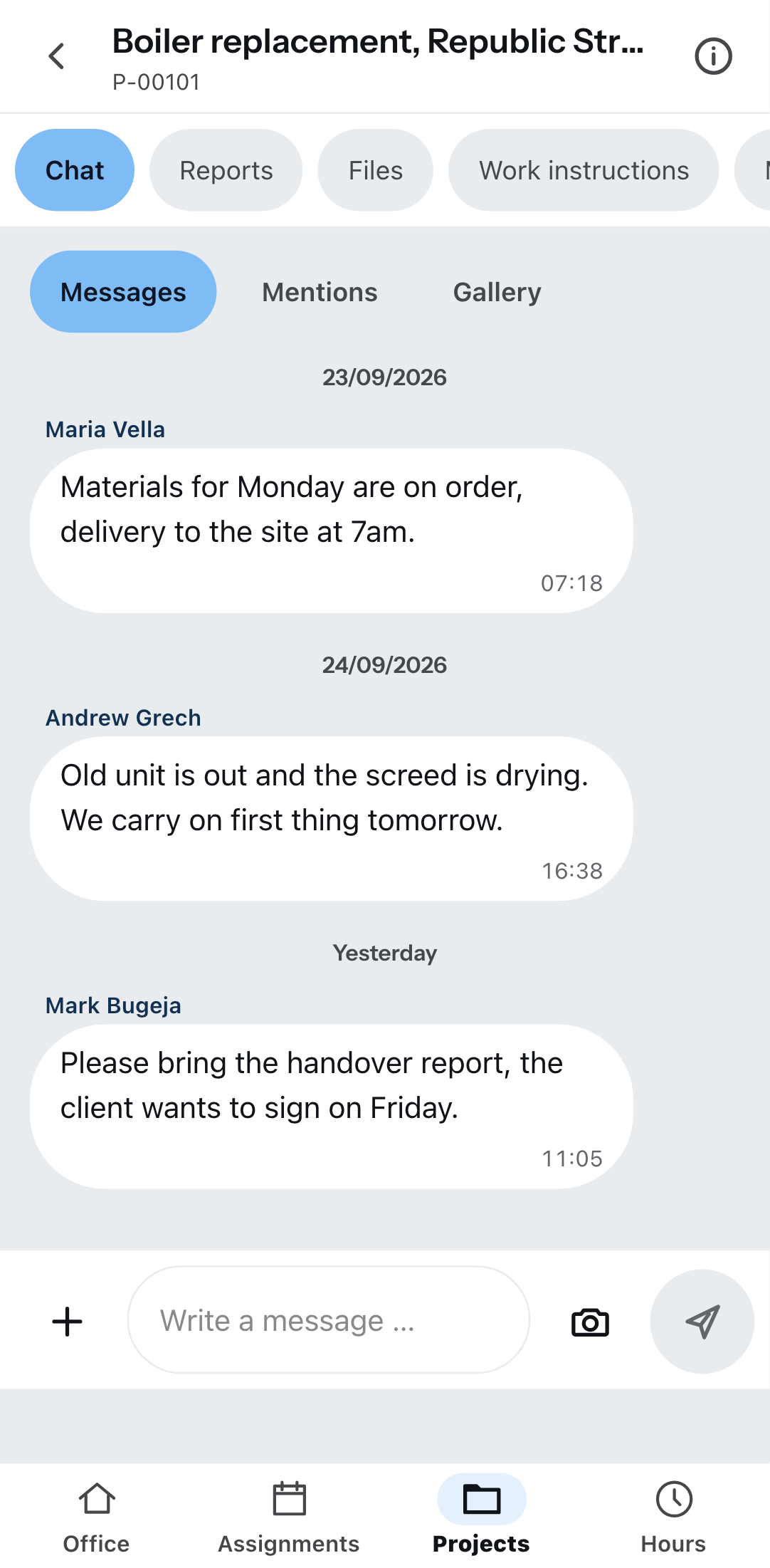 The project chat on a phone: at the top the tabs for chat, reports, files and work instructions, below them messages, mentions and gallery, three messages with name and time, at the bottom the input field with the camera button.