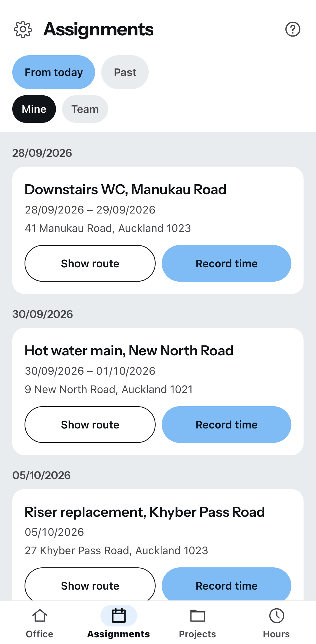The upcoming assignments on the phone, grouped by date: each entry with project and site address plus the buttons for route and time tracking, at the top the switches for from today or past and for mine or the team’s.