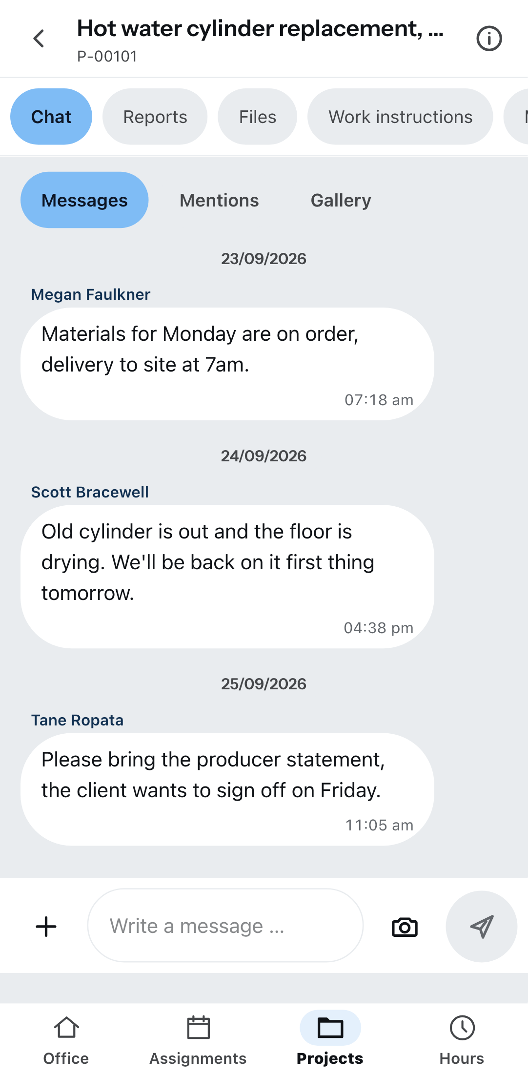 The project chat on a phone: at the top the tabs for chat, reports, files and work instructions, below them messages, mentions and gallery, three messages with name and time, at the bottom the input field with the camera button.