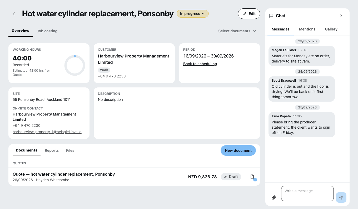 An open project: at the top the tabs for overview and post-costing, on the left the hours recorded, customer, period and site address, below them the tabs for documents, reports and files, on the right the project chat with three messages.