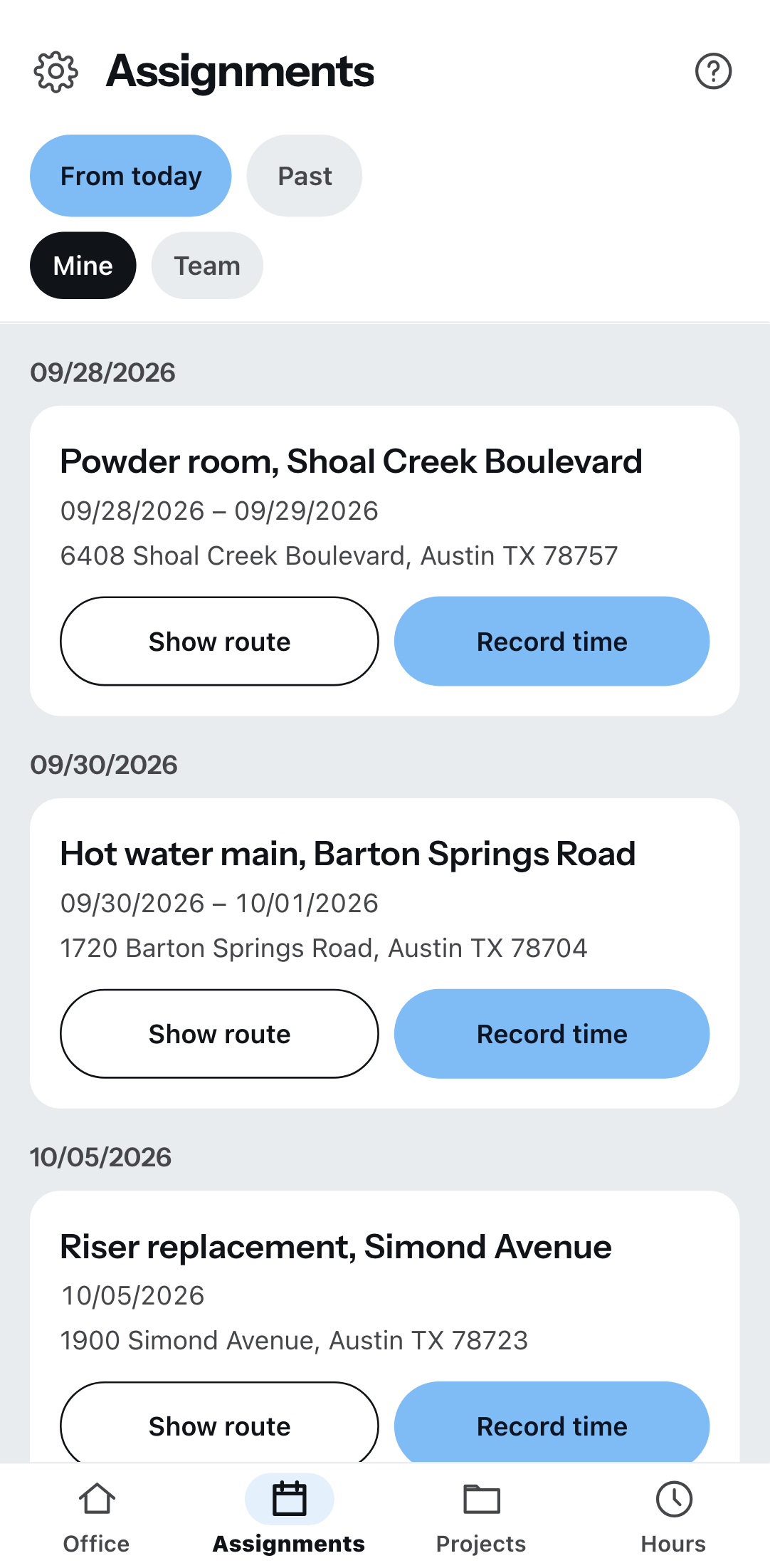 The upcoming assignments on the phone, grouped by date: each entry with project and site address plus the buttons for route and time tracking, at the top the switches for from today or past and for mine or the team’s.