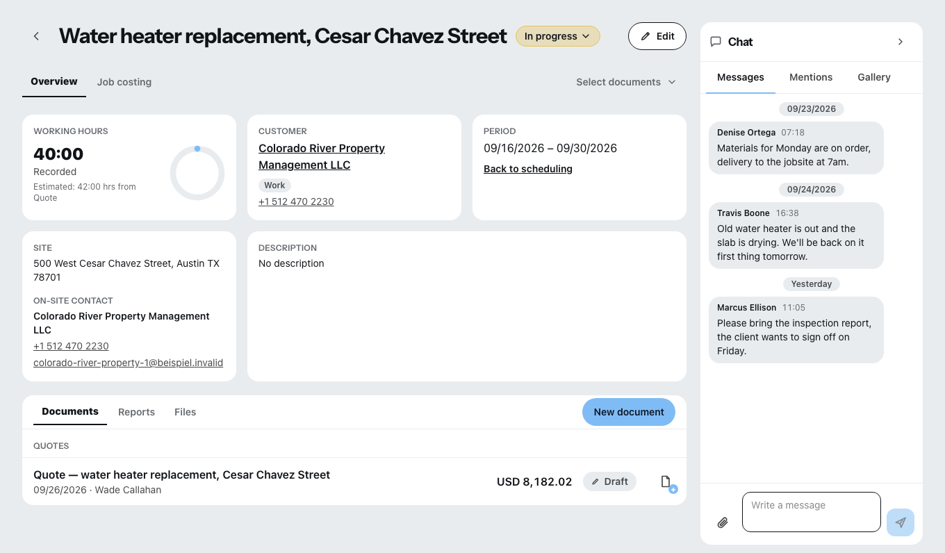 An open project: at the top the tabs for overview and post-costing, on the left the hours recorded, customer, period and site address, below them the tabs for documents, reports and files, on the right the project chat with three messages.