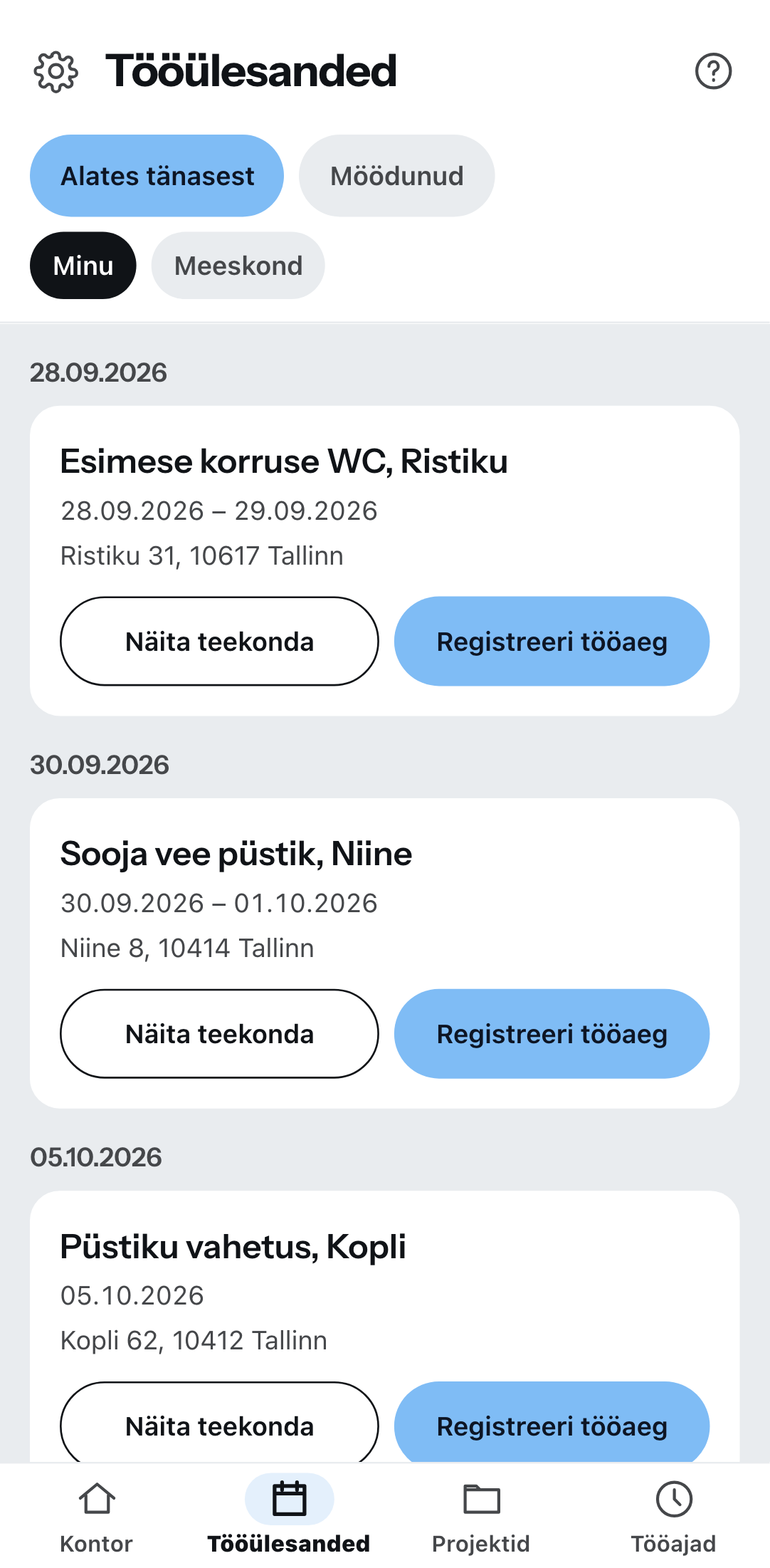 Eelseisvad tööd telefonis, kuupäeva järgi rühmitatud: iga kirje juures projekt ja objekti aadress koos marsruudi ja tööaja nuppudega, üleval lülitid tänasest või möödunutest ning minu või meeskonna omadest.