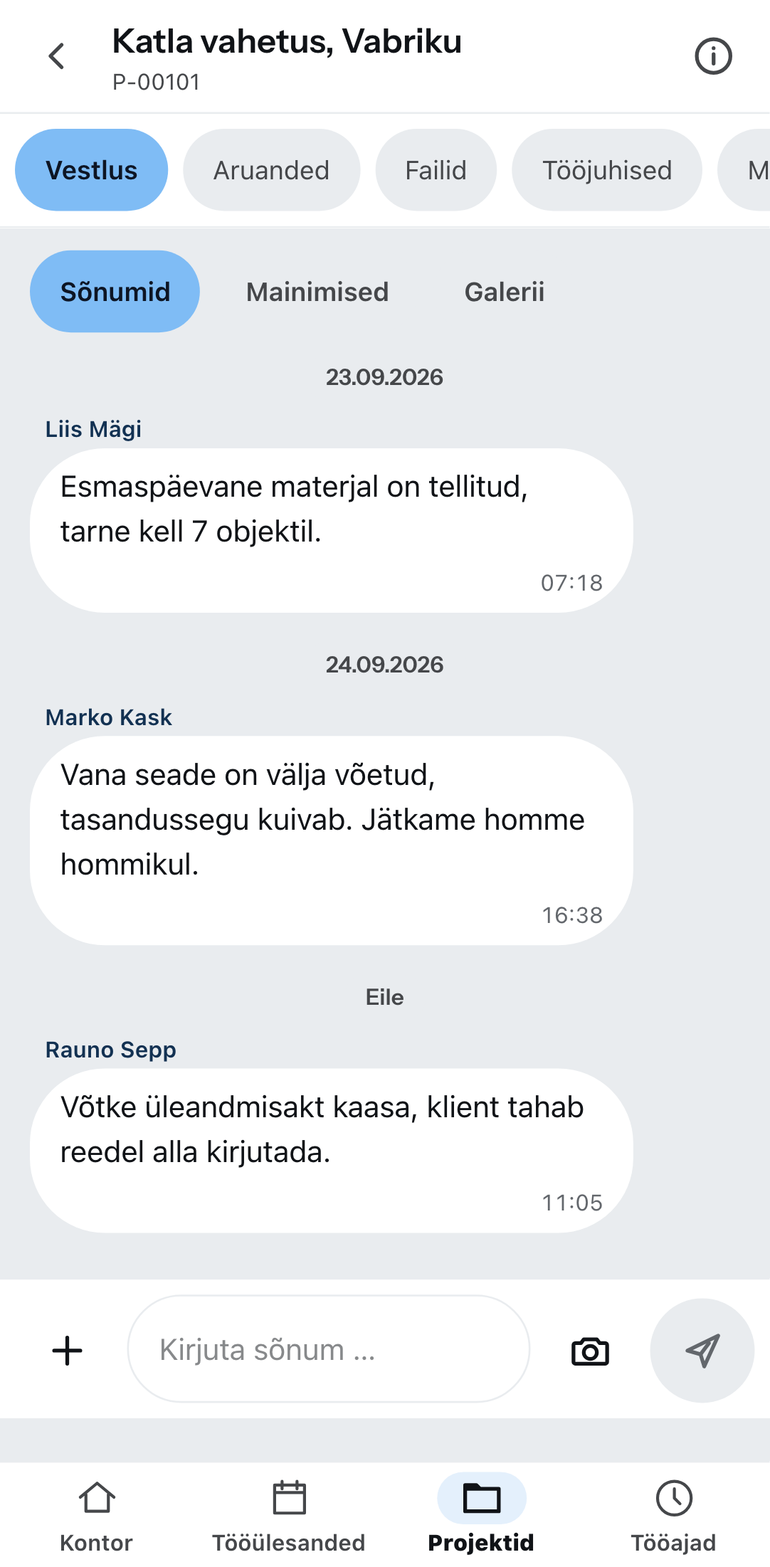 Projektivestlus telefonis: üleval kaardid vestlus, päevikud, failid ja tööjuhised, nende all sõnumid, mainimised ja galerii, kolm sõnumit nime ja kellaajaga, all kirjutusväli kaameranupuga.
