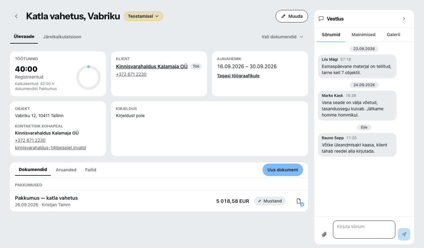 Avatud projekt: üleval kaardid ülevaade ja järelkalkulatsioon, vasakul kirjendatud tunnid, klient, ajavahemik ja objekti aadress, nende all kaardid dokumendid, päevikud ja failid, paremal projektivestlus kolme sõnumiga.