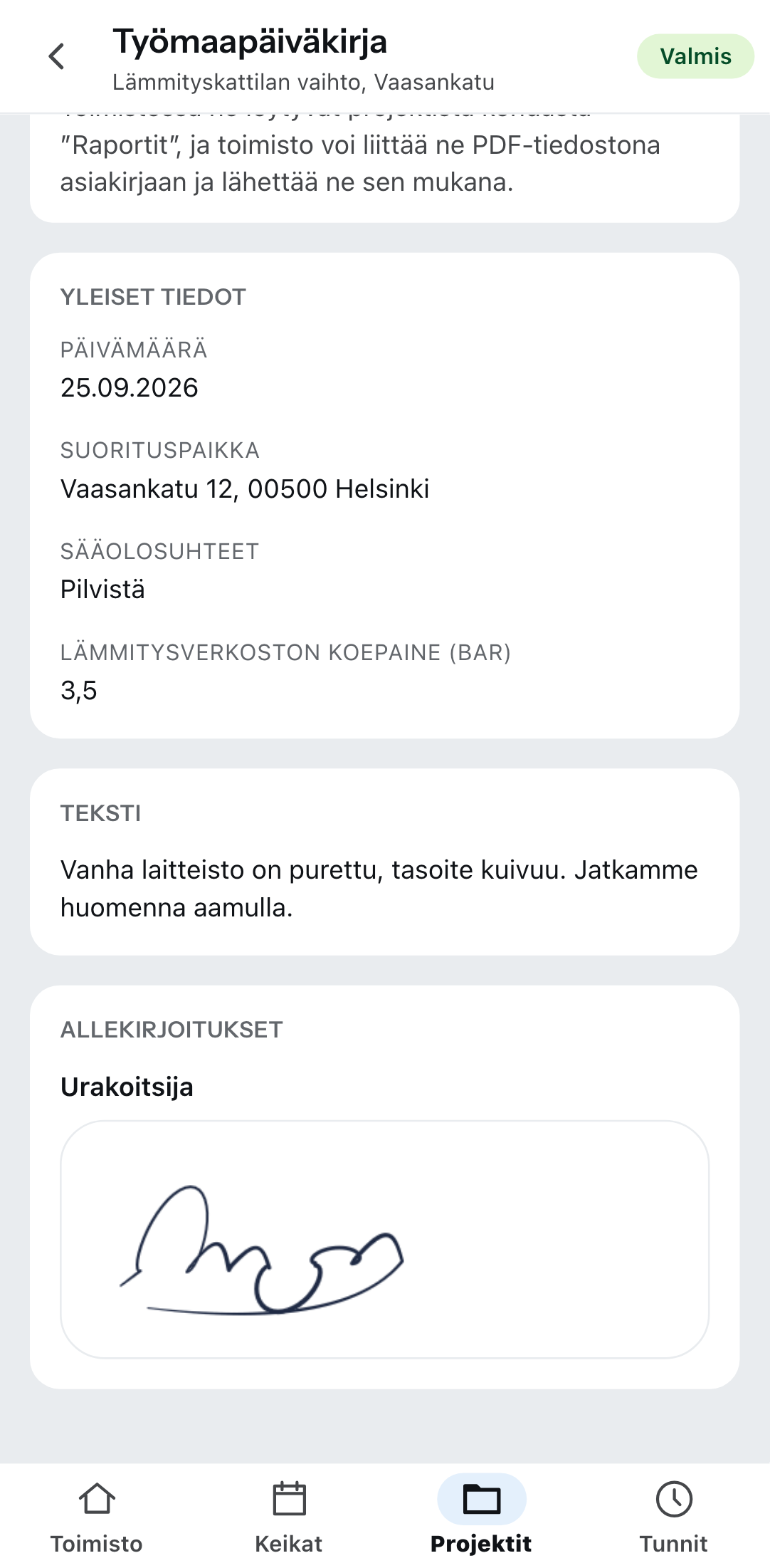 Valmiiksi merkitty työmaapäiväkirja puhelimen näytöllä: yleiset tiedot päivämäärineen, suorituspaikka, sääolosuhteet ja mitattu koepaine, alla tekstikenttä päivän töistä ja urakoitsijan allekirjoitus.