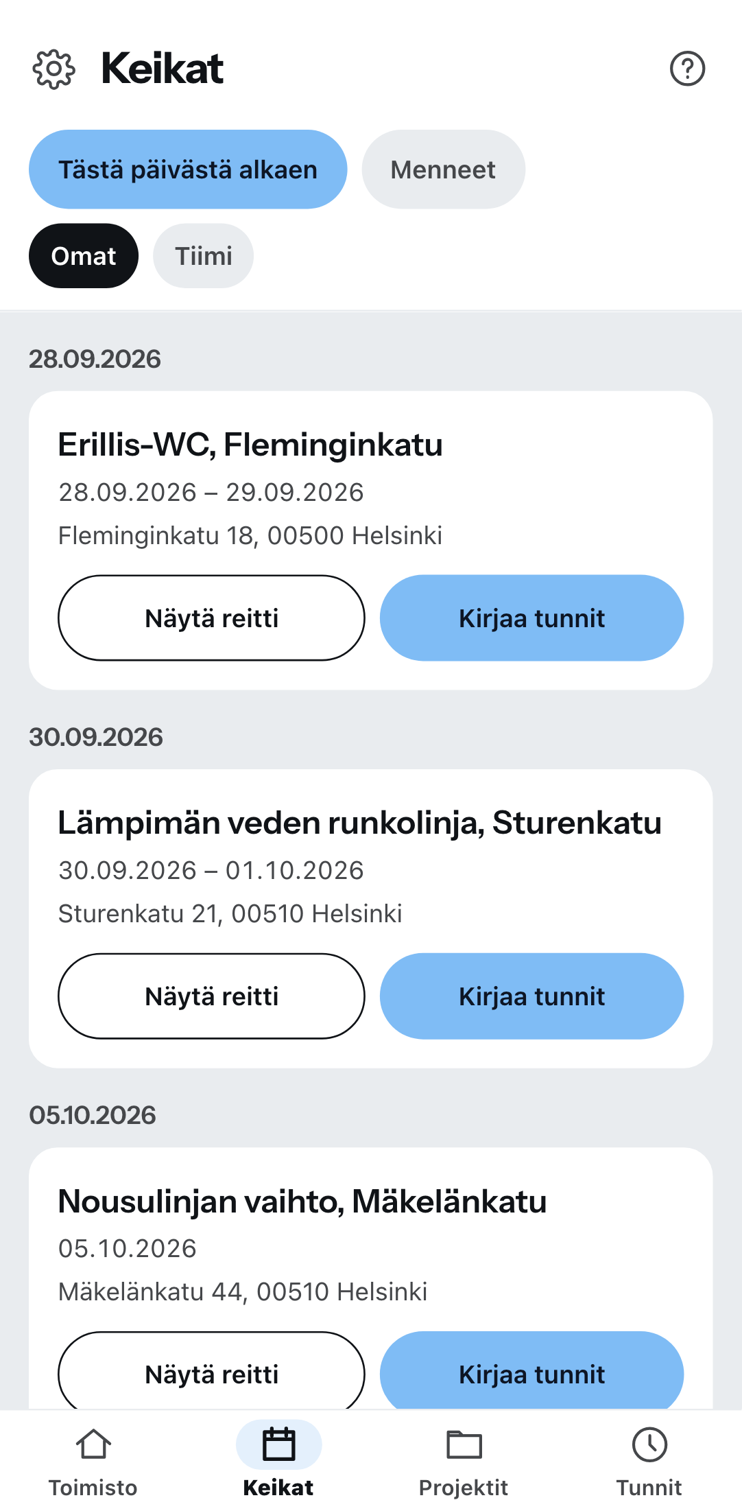 Tulevat keikat puhelimessa, päivämäärän mukaan ryhmiteltyinä: kussakin kohdassa työkohde ja työmaan osoite painikkeineen reitille ja työajan kirjaukselle, ylhäällä valitsimet tästä päivästä tai menneistä sekä omista tai ryhmän keikoista.