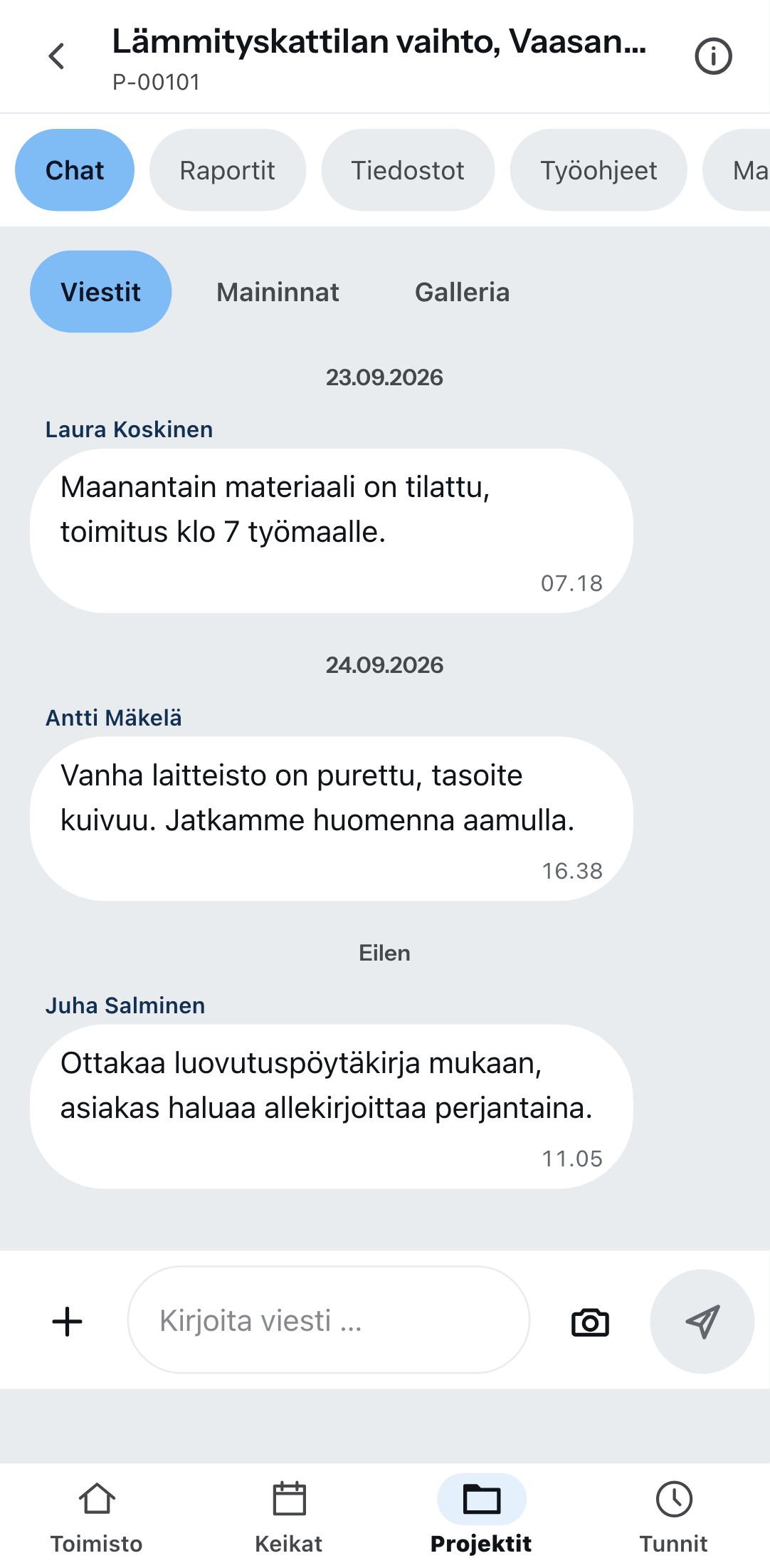 Projektikeskustelu puhelimessa: ylhäällä välilehdet keskustelu, päiväkirjat, tiedostot ja työohjeet, niiden alla viestit, maininnat ja galleria, kolme viestiä nimineen ja kellonaikoineen, alhaalla kirjoituskenttä kamerapainikkeineen.