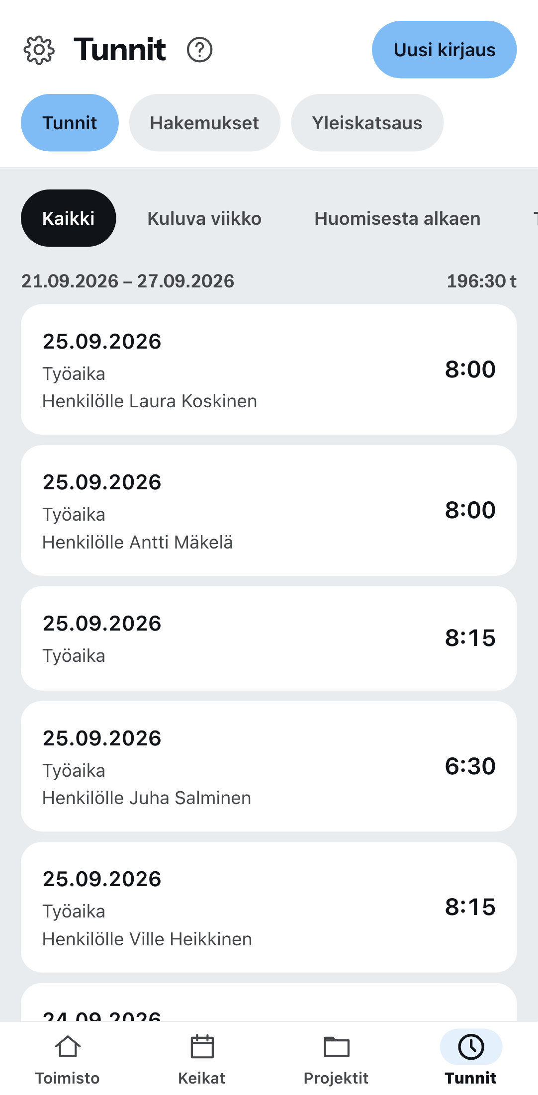 Tuntilista puhelimessa: ylhäällä välilehdet tunnit, hakemukset ja yleisnäkymä, niiden alla joka rivillä päivämäärä, tuntilaji ja kirjattu kesto.