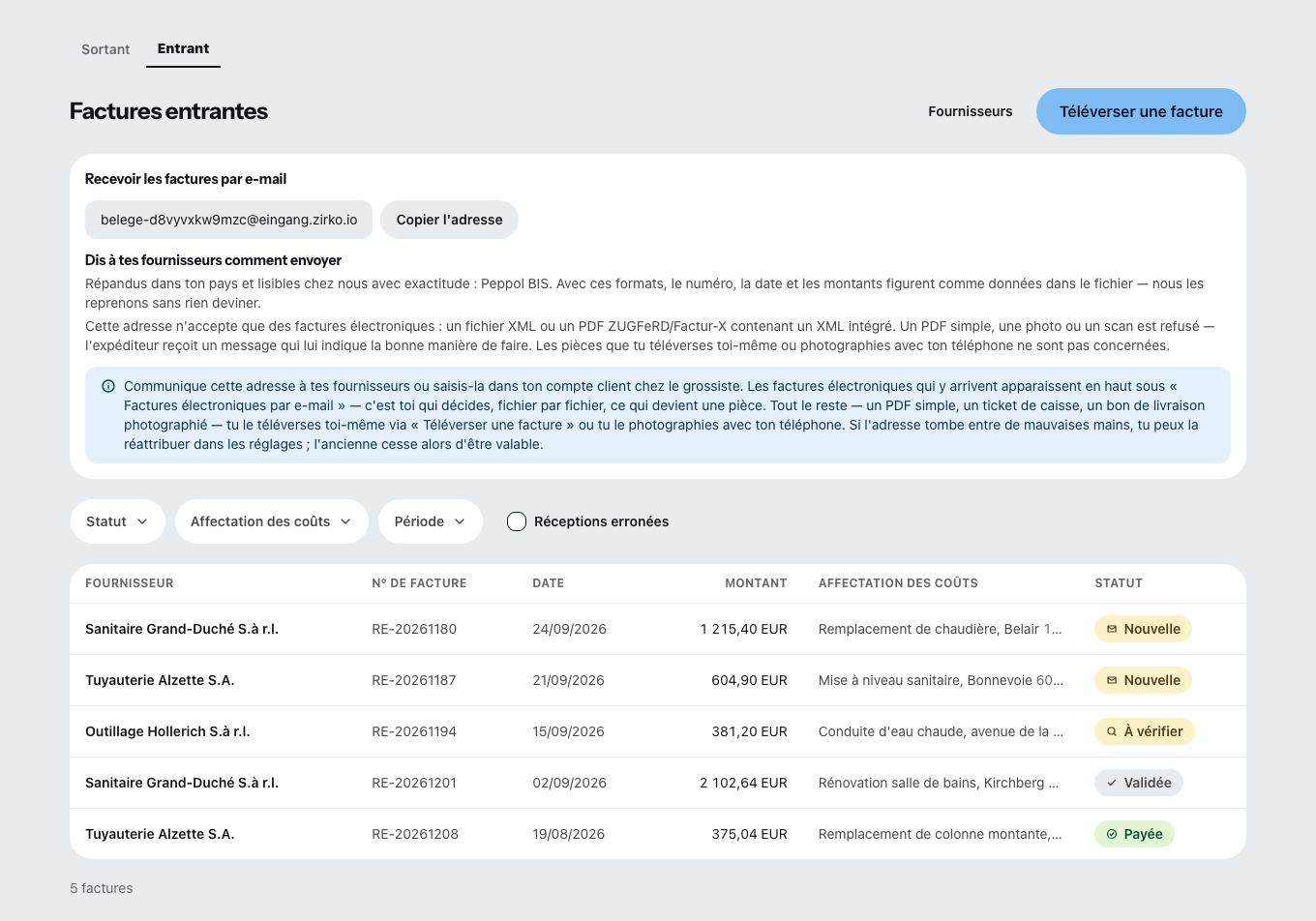 La réception des factures : en haut l’adresse de réception propre à l’entreprise avec l’indication des formats acceptés, en dessous par ligne le fournisseur, le numéro de facture, la date, le montant, l’affectation et le statut.