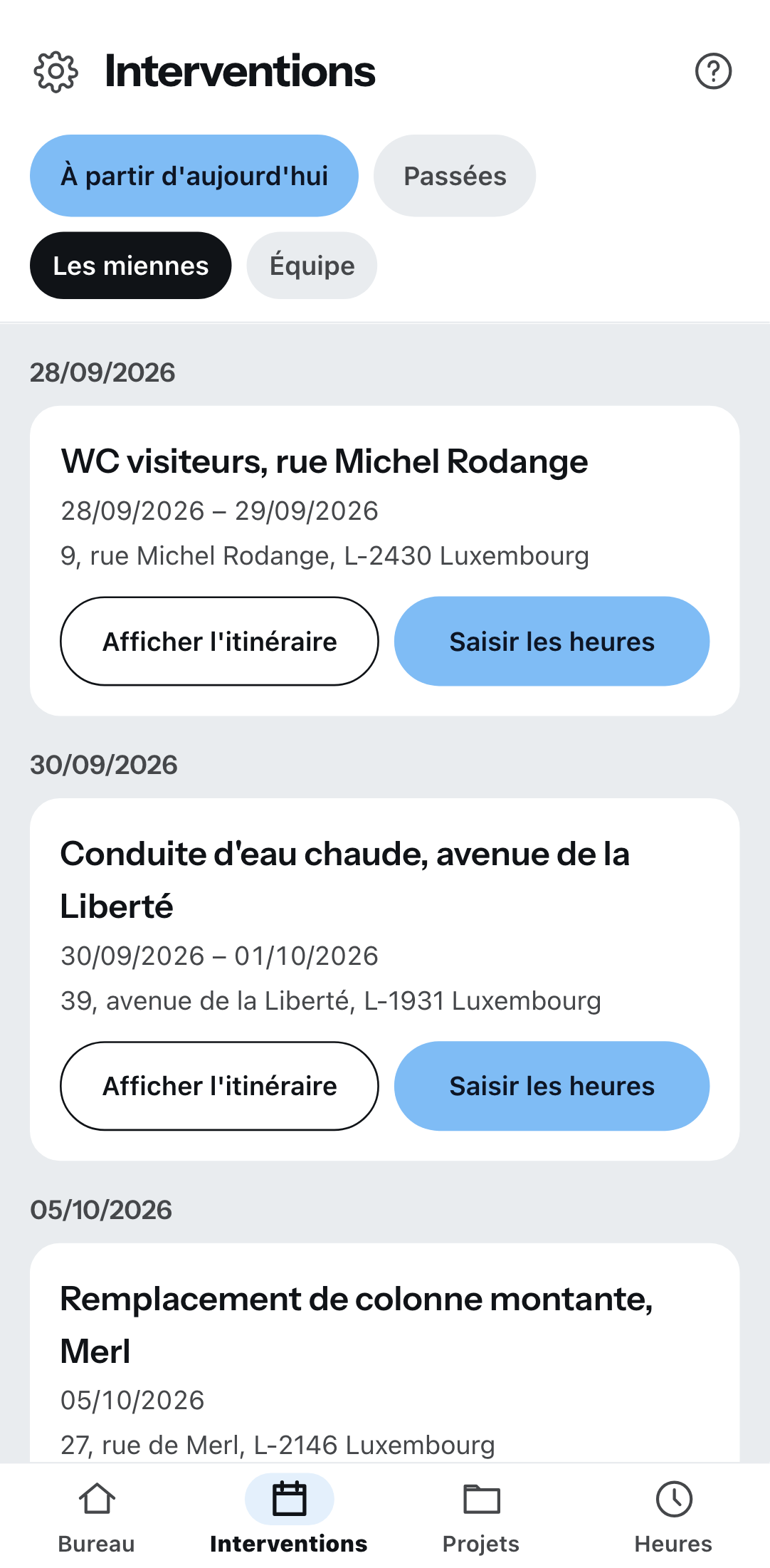 Les prochaines interventions sur le téléphone, groupées par date : par entrée le projet et l’adresse du chantier avec les boutons pour l’itinéraire et la saisie des heures, en haut les bascules pour à partir d’aujourd’hui ou passées et pour les miennes ou celles de l’équipe.