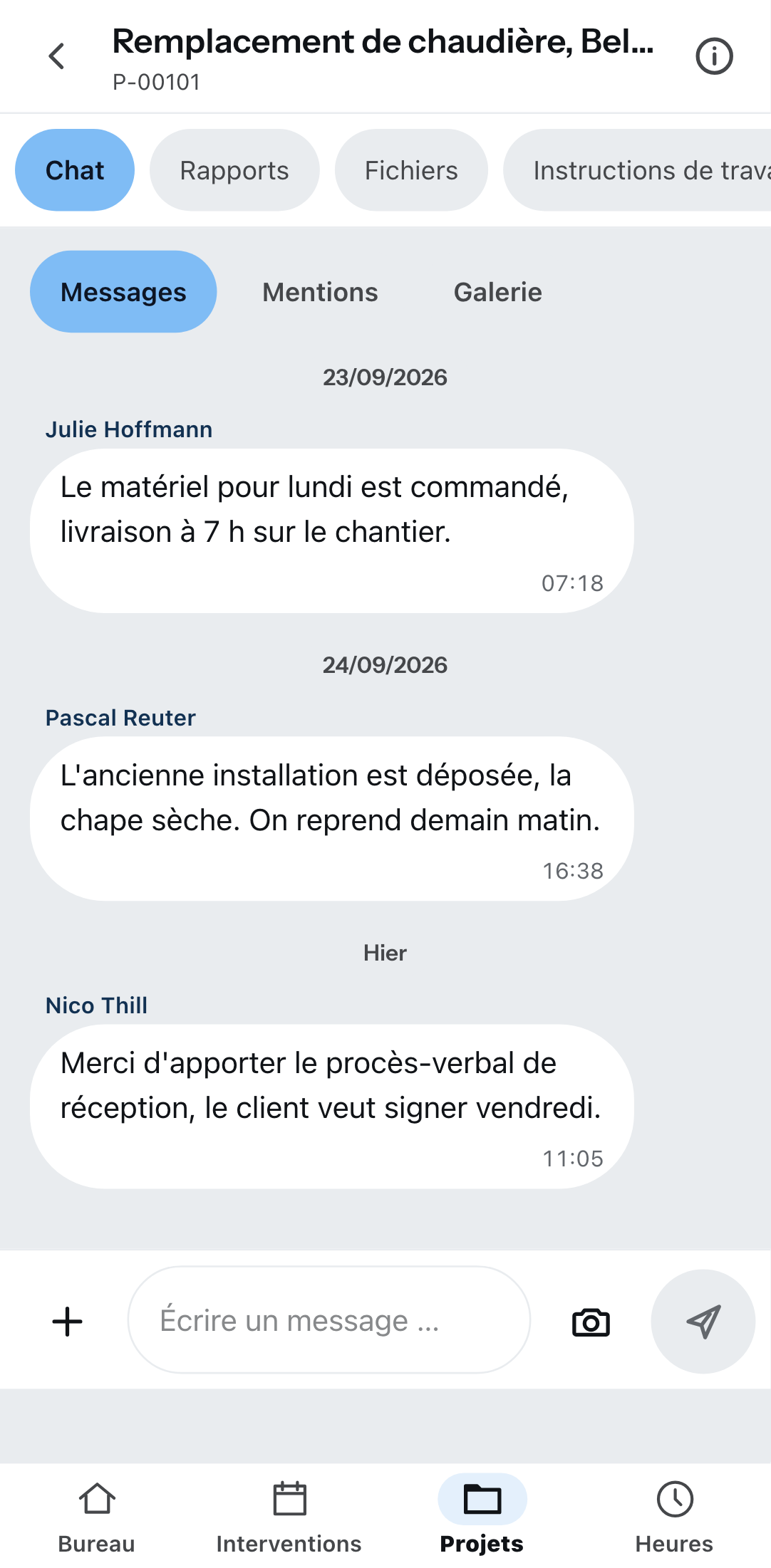 La discussion de projet sur un téléphone : en haut les onglets discussion, rapports, fichiers et consignes, en dessous messages, mentions et galerie, trois messages avec nom et heure, en bas le champ de saisie avec le bouton appareil photo.