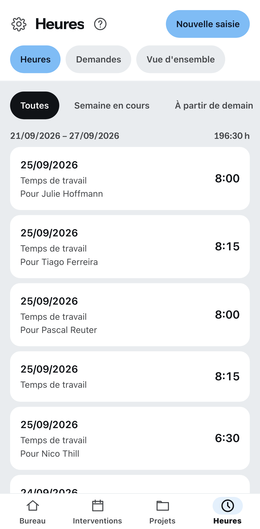 La liste des heures sur le téléphone : en haut les onglets heures, demandes et vue d'ensemble, en dessous chaque ligne avec la date, le type d'heure et la durée saisie.