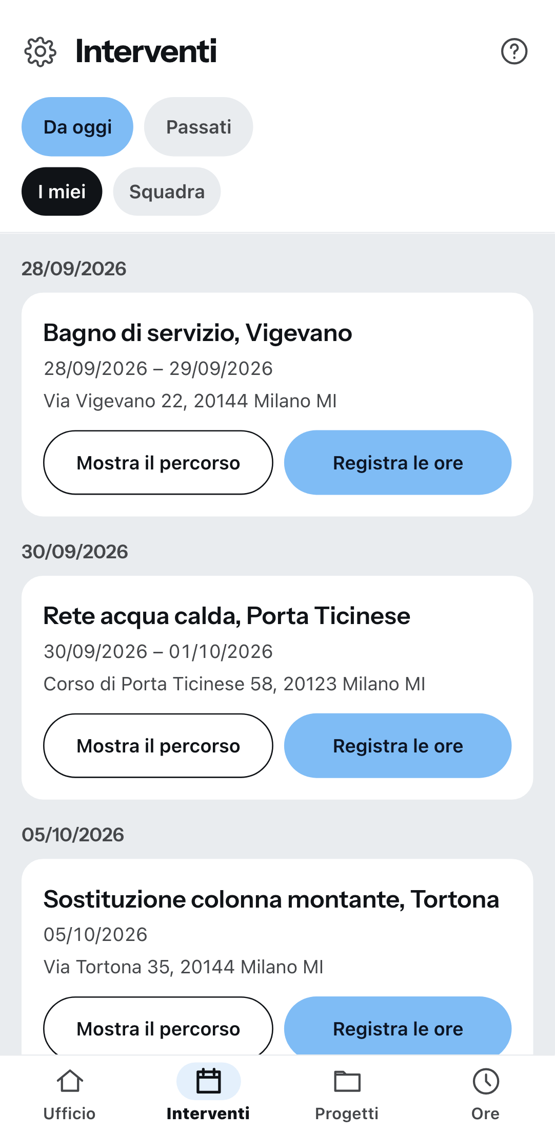 I prossimi interventi sul telefono, raggruppati per data: per ogni voce commessa e indirizzo del cantiere con i pulsanti per il percorso e la rilevazione delle ore, in alto i selettori per da oggi o passati e per i miei o quelli della squadra.